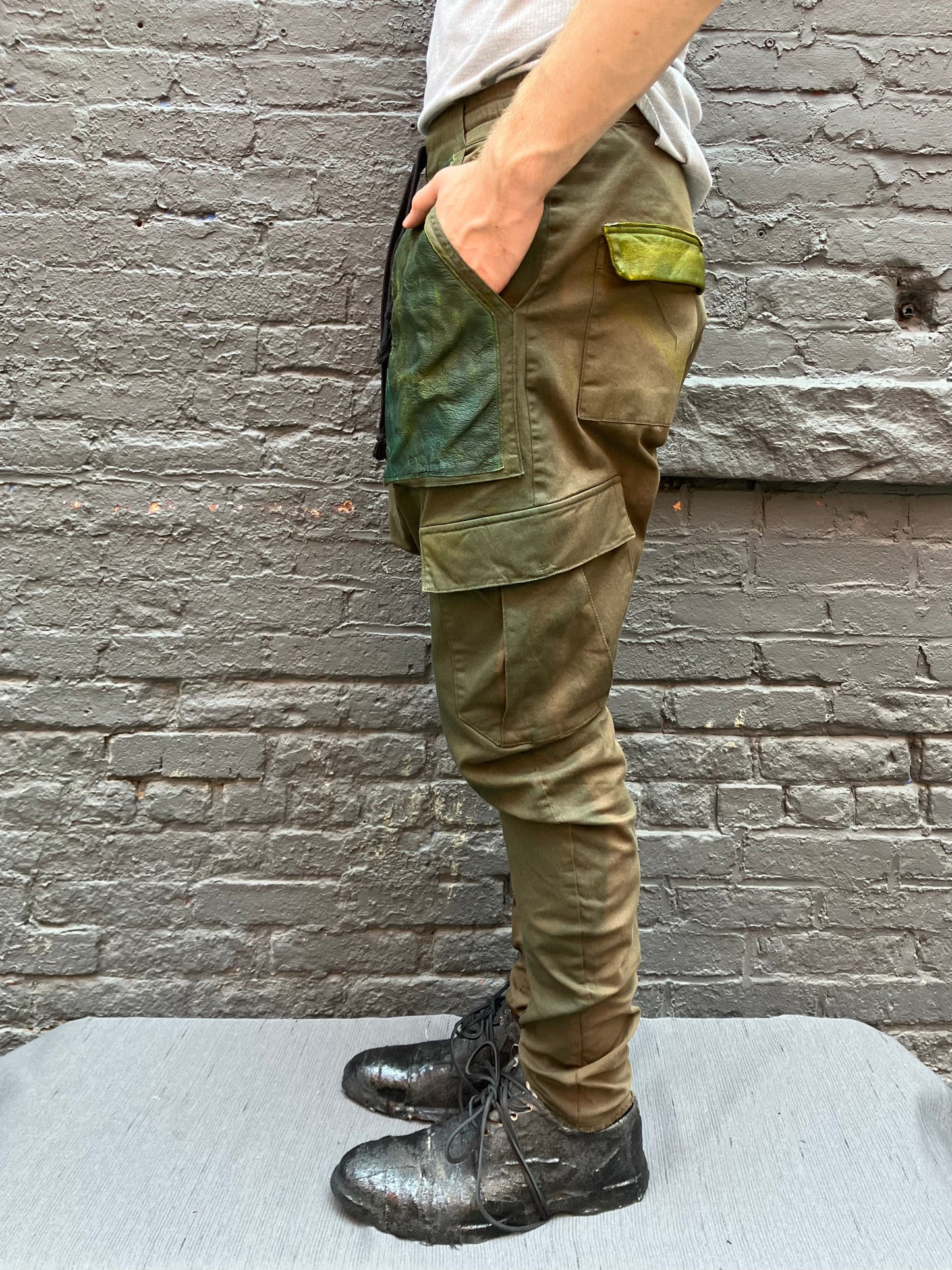 FW23 || INSERT ZIPPER / MOONSTAR LEATHER || STRETCH COTTON PANTS - COMBAT GREEN
