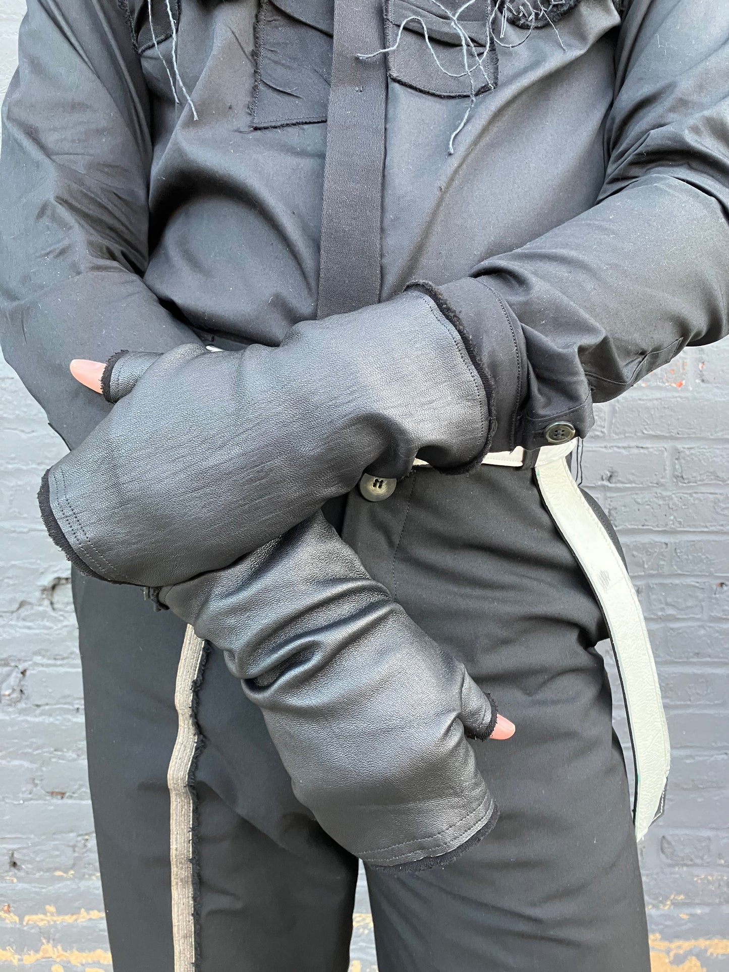 FW23 || SHORT FINGERLESS GAUNTLETS || LEATHER + KNIT - BLACK