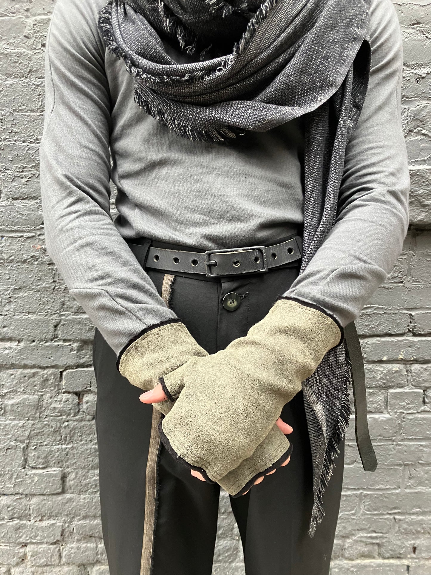 FW23 || SHORT FINGERLESS GAUNTLETS || LEATHER + KNIT - DARK GREEN