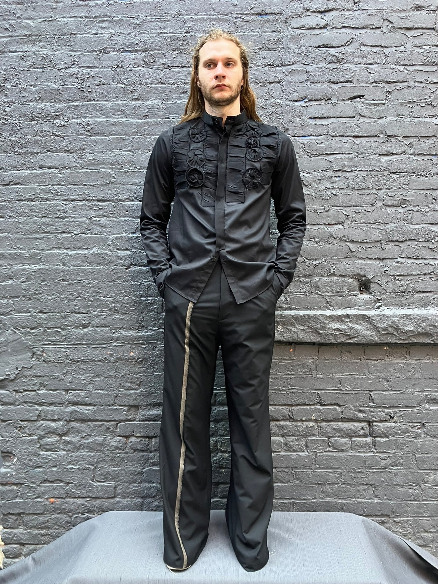 FW23 || ROMANTIC FRONT ROSES DRESS SHIRT || 100% COTTON - BLACK