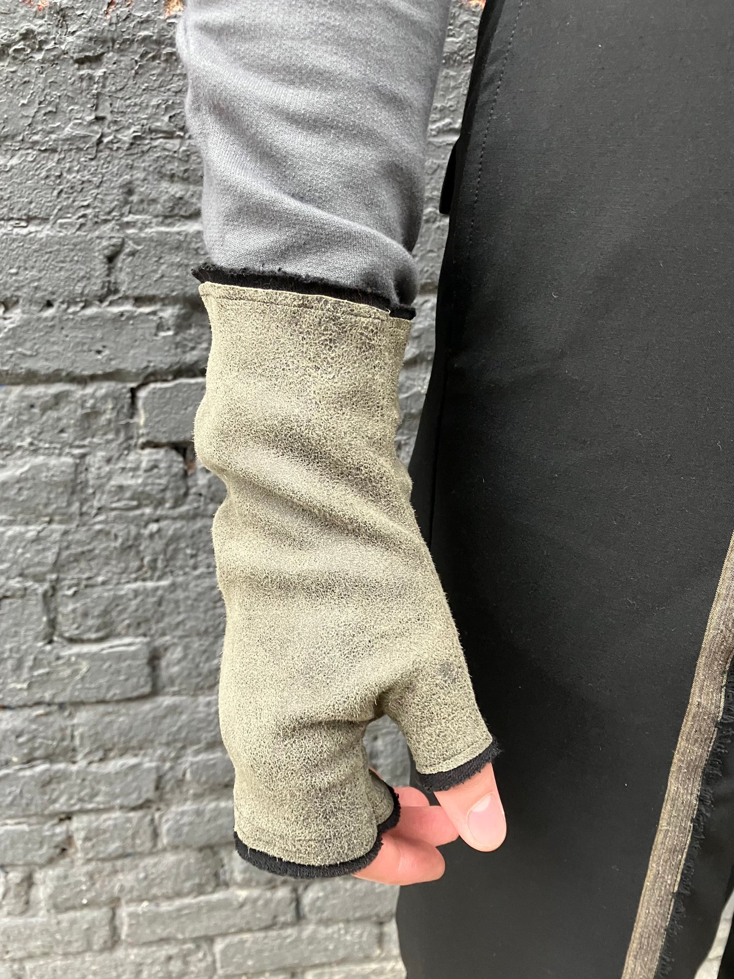 FW23 || SHORT FINGERLESS GAUNTLETS || LEATHER + KNIT - DARK GREEN