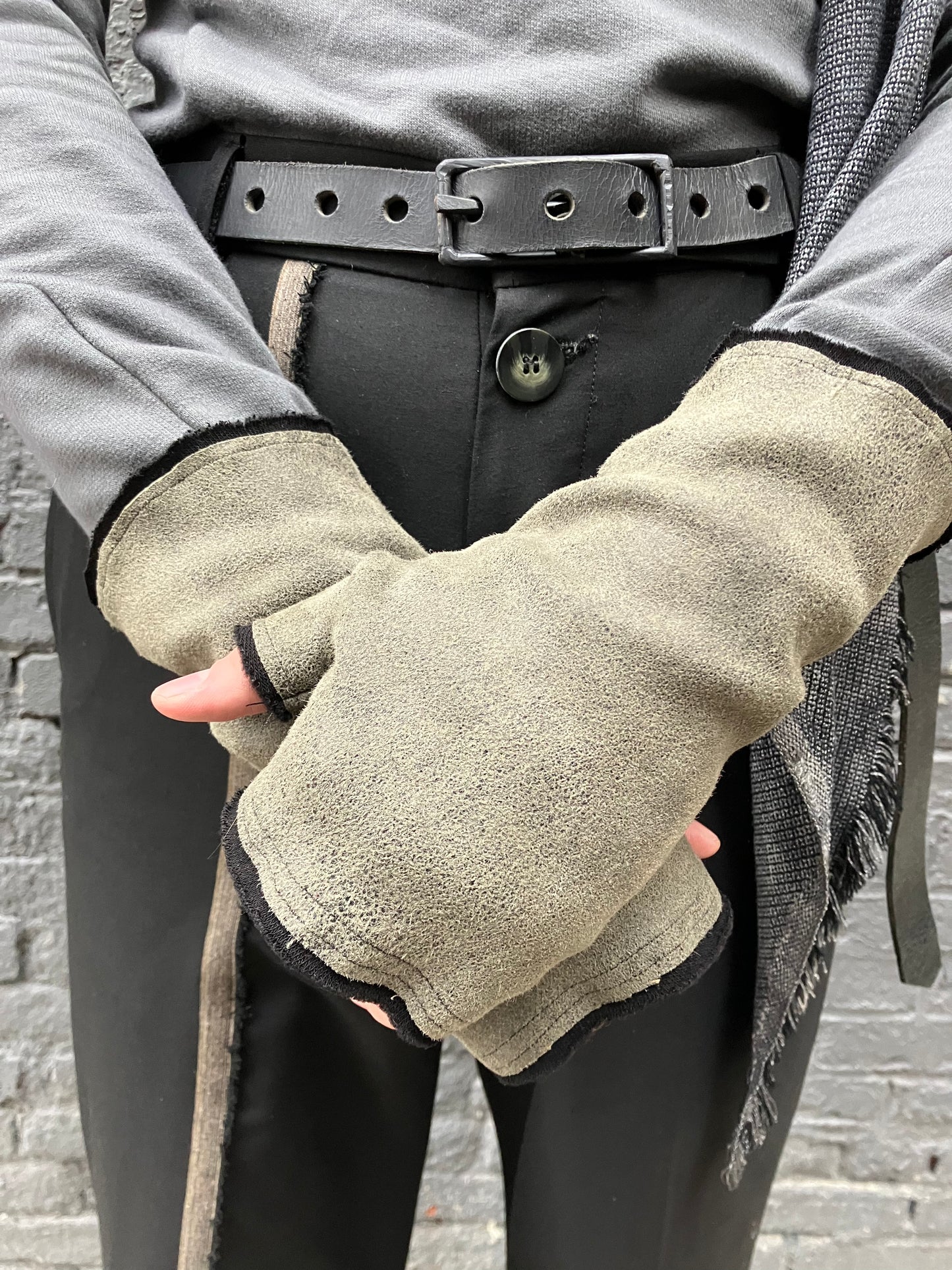 FW23 || SHORT FINGERLESS GAUNTLETS || LEATHER + KNIT - DARK GREEN