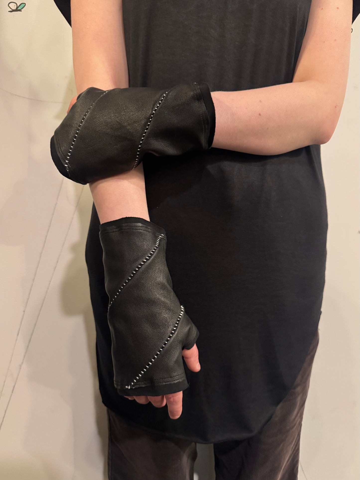 ZB- A || SPIRAL OVERLOCK FINGERLESS GLOVES || BLACK + WHITE OVERLOCK