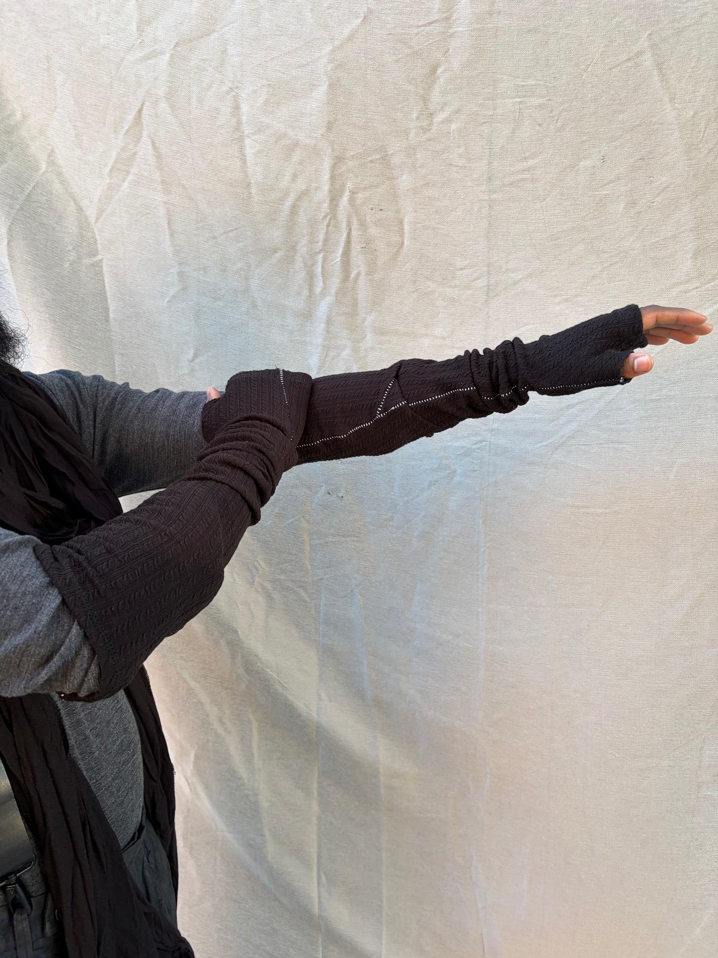 FW25 || OVERLOCKED LONG ARM GAUNTLETS || BLACK - BLACK