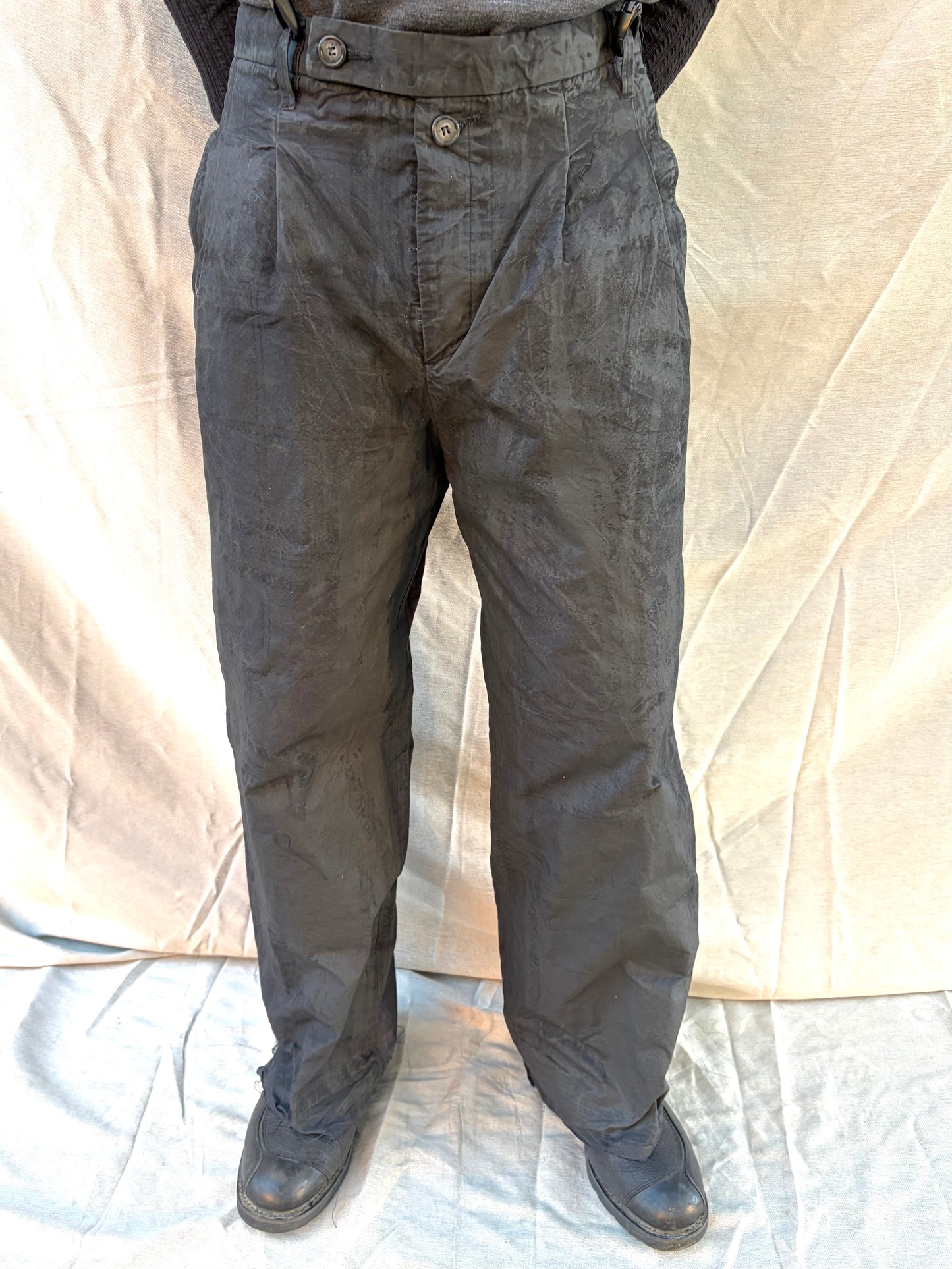 FW25 ||CLASSIC PLEATED GODDE PANTS|| COTTON || CHARCOAL COATED BLACK