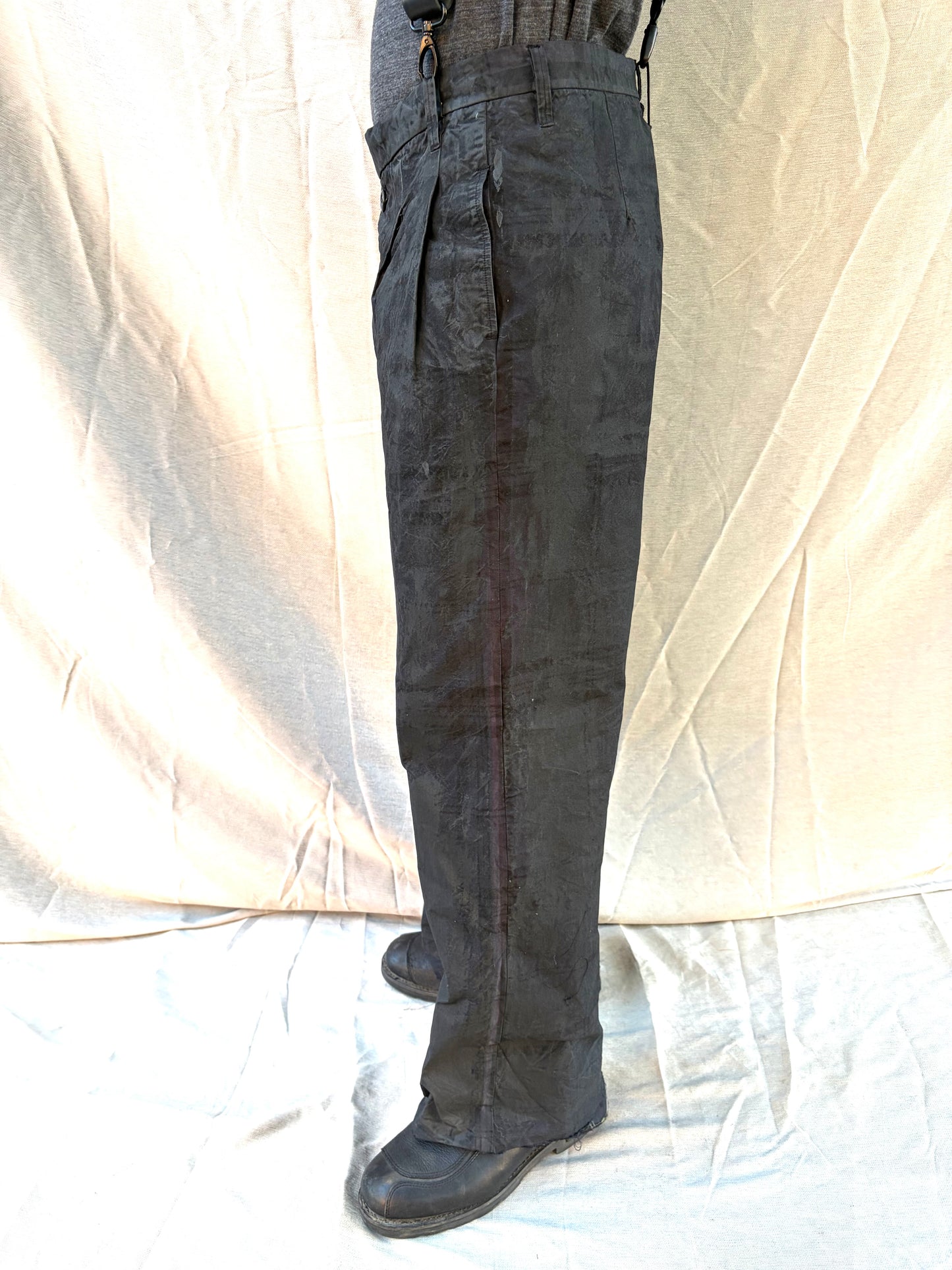 FW25 ||CLASSIC PLEATED GODDE PANTS|| COTTON || CHARCOAL COATED BLACK
