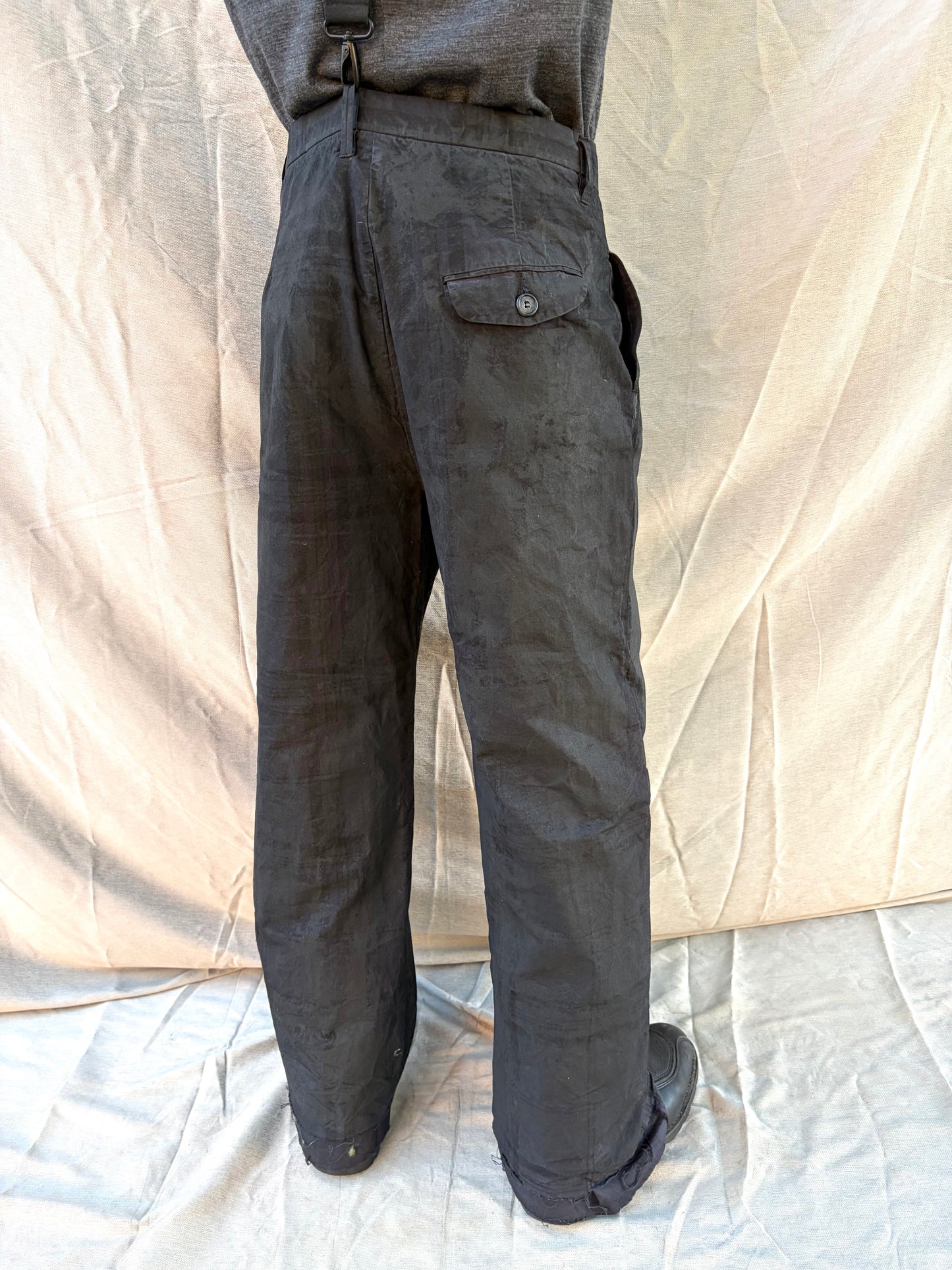 FW25 ||CLASSIC PLEATED GODDE PANTS|| COTTON || CHARCOAL COATED BLACK