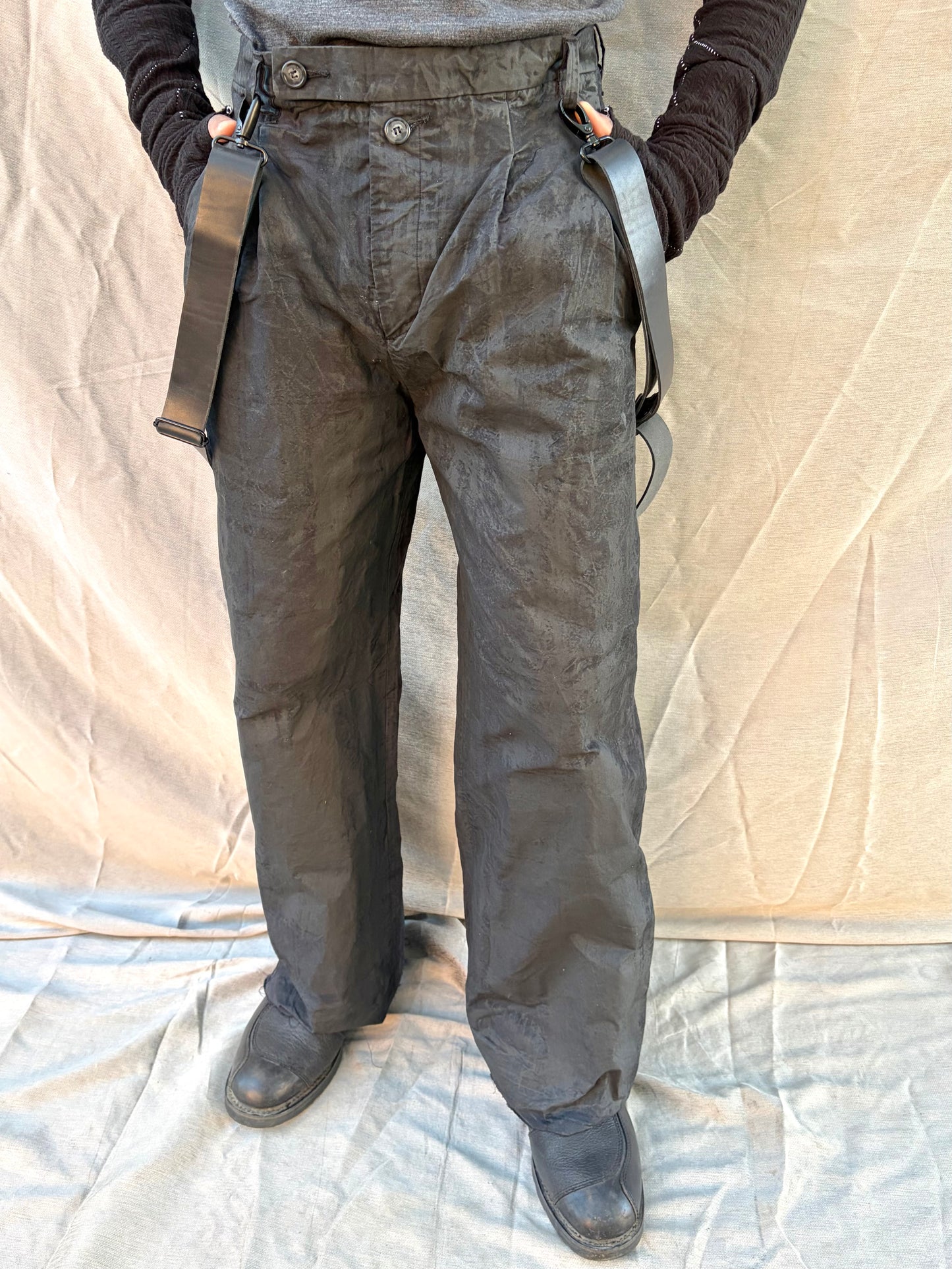 FW25 ||CLASSIC PLEATED GODDE PANTS|| COTTON || CHARCOAL COATED BLACK
