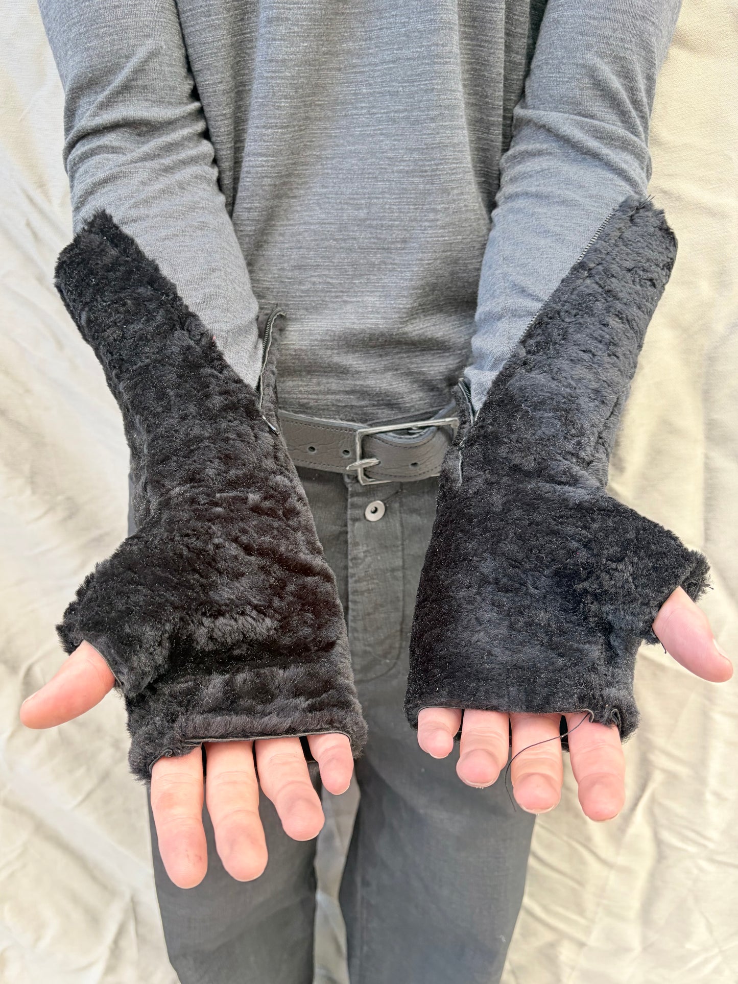 FW25 || LONG ARM GAUNTLETS || SHEARLING || BLACK