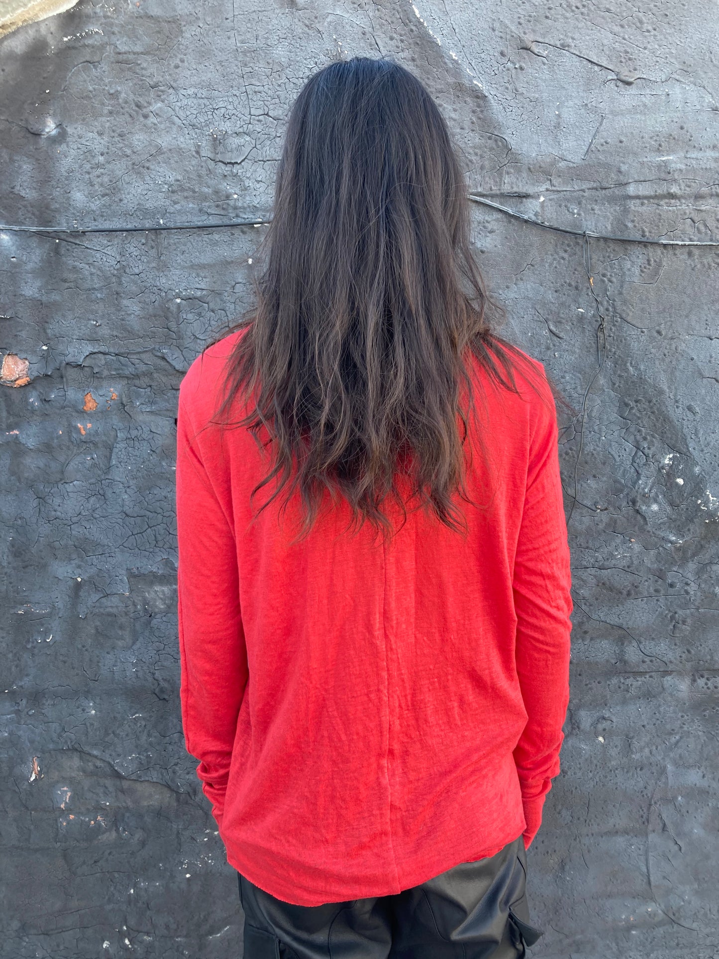 ZBT FW || ASSYMETRIC V-NECK OPEN LS TOP || RED