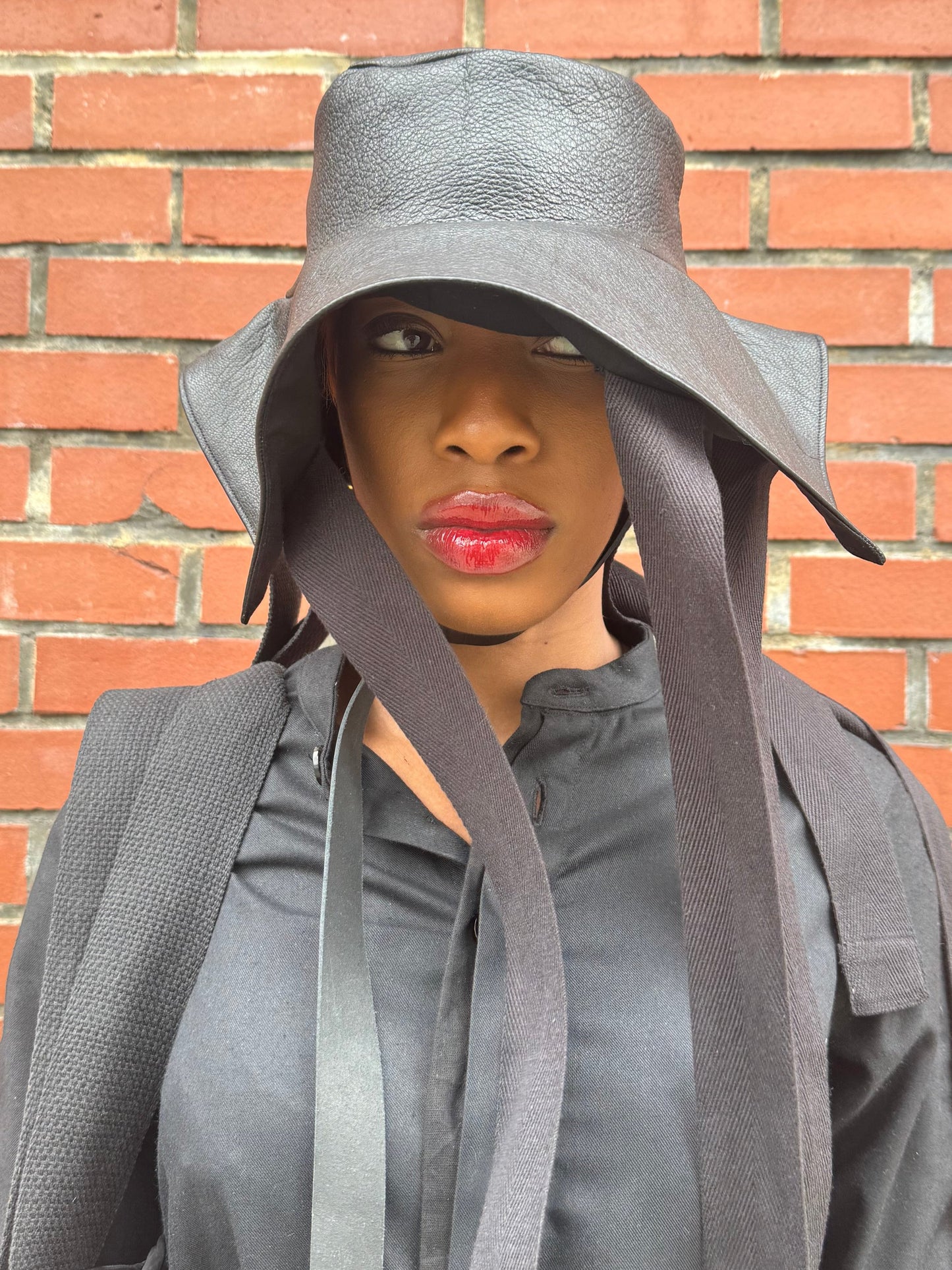 SS24 || CASCADING SQUARE BRIM BUCKET HAT || BLACK
