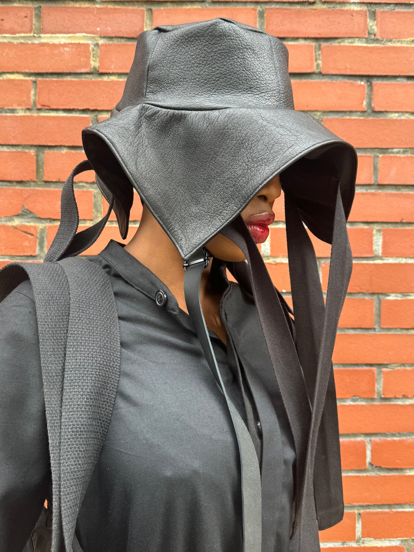 SS24 || CASCADING SQUARE BRIM BUCKET HAT || BLACK