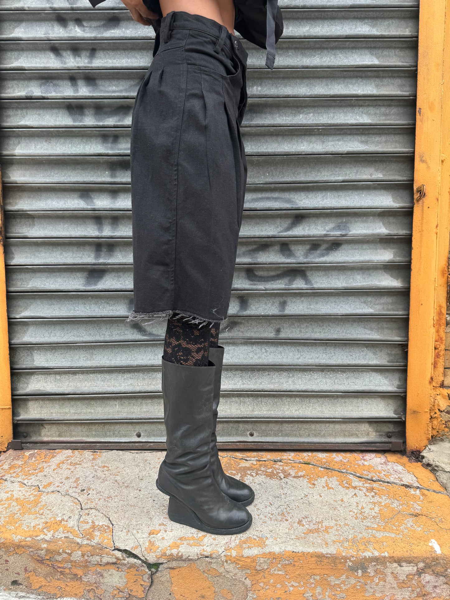 SS24 || 12-PLEAT CROPPED JEANS || BLACK