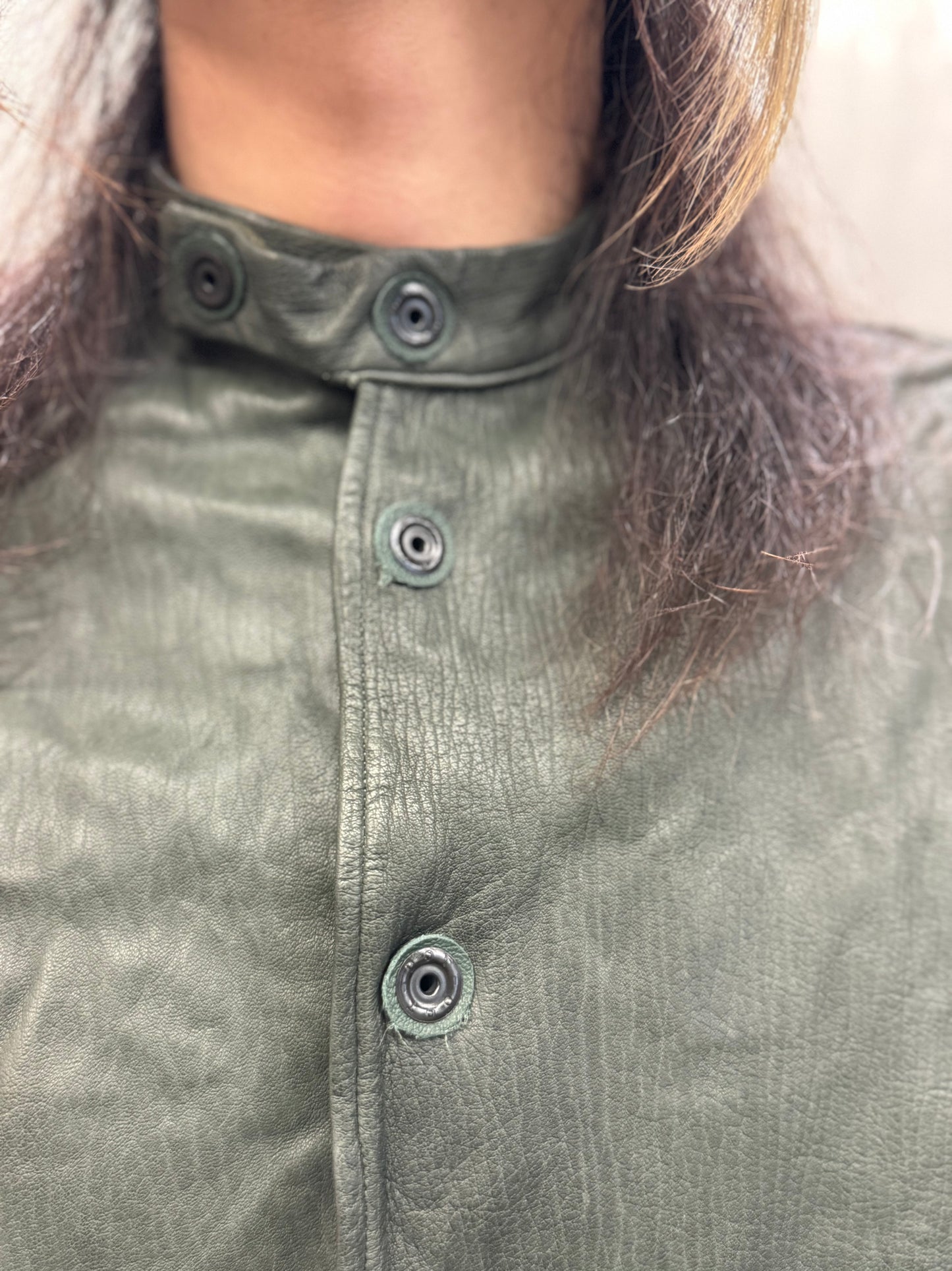 FW24 || FAULTED SHOULDER REVERSIBLE LEATHER SHIRT || GREEN