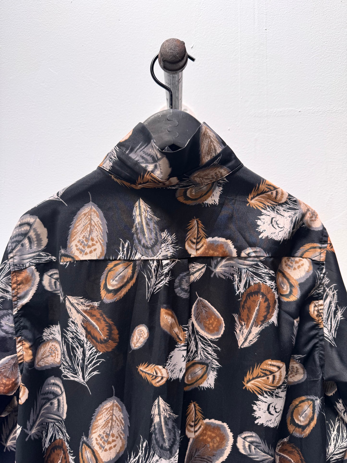 FW25 || CLASSIC FIT SILK SHIRT || 100% SILK FEATHER PRINT