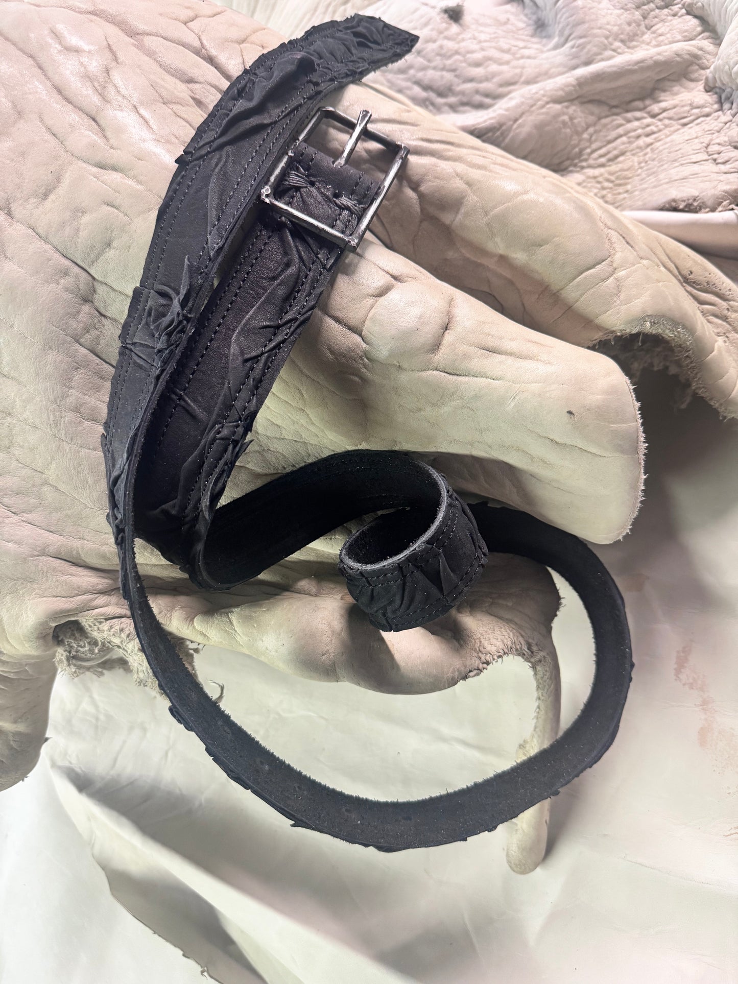 FW25 || KGN 13 1.5" BELT || BLACK - RUCHED SILK CALF