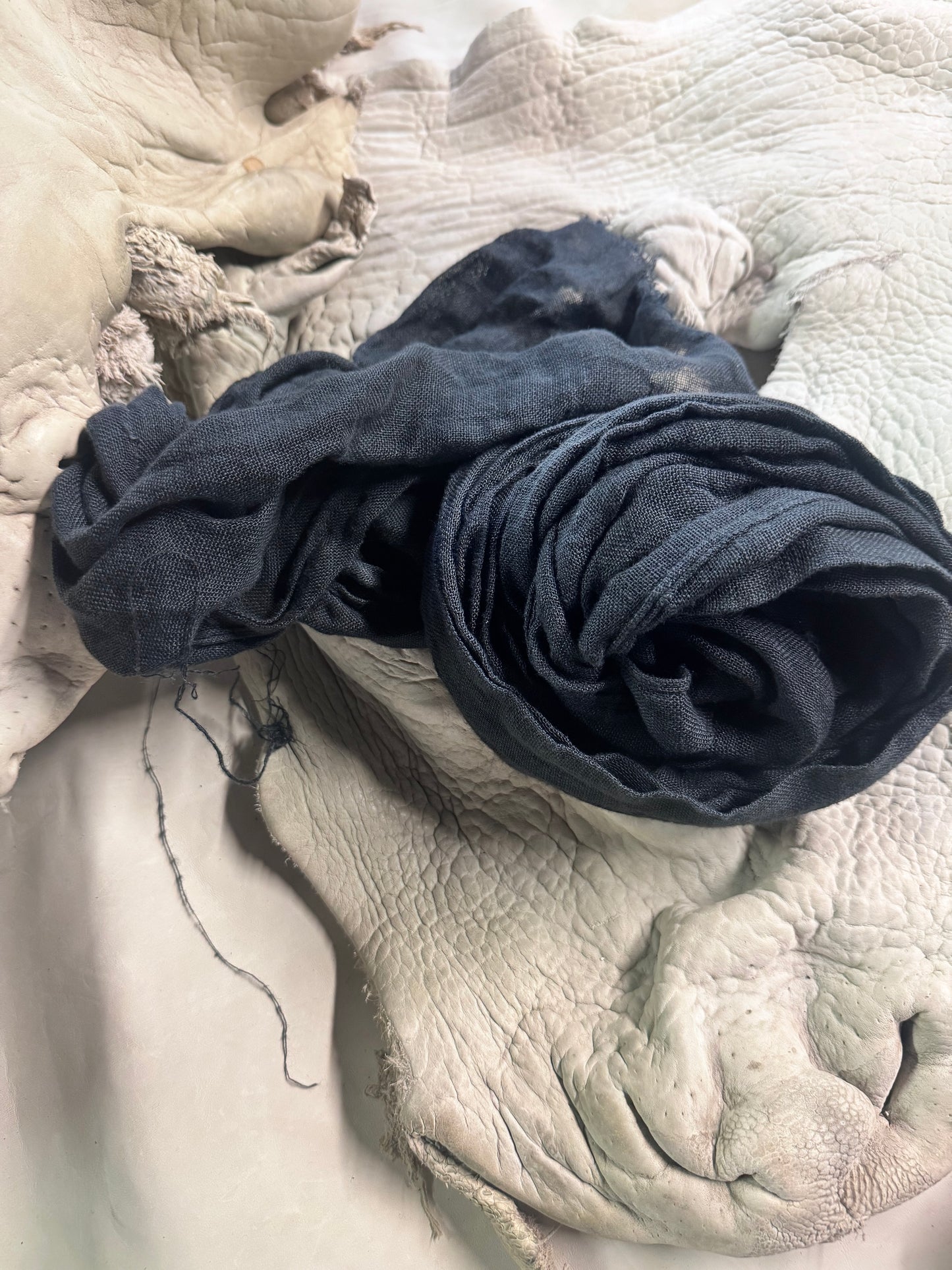 FW25 || CLASSIC LONG SLIM SCARF || LINEN - BLACK