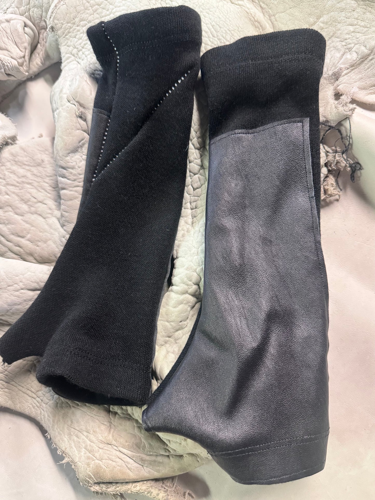 FW25 || OVERLOCKED SHORT ARM GAUNTLETS || LEATHER + WOOL BLEND