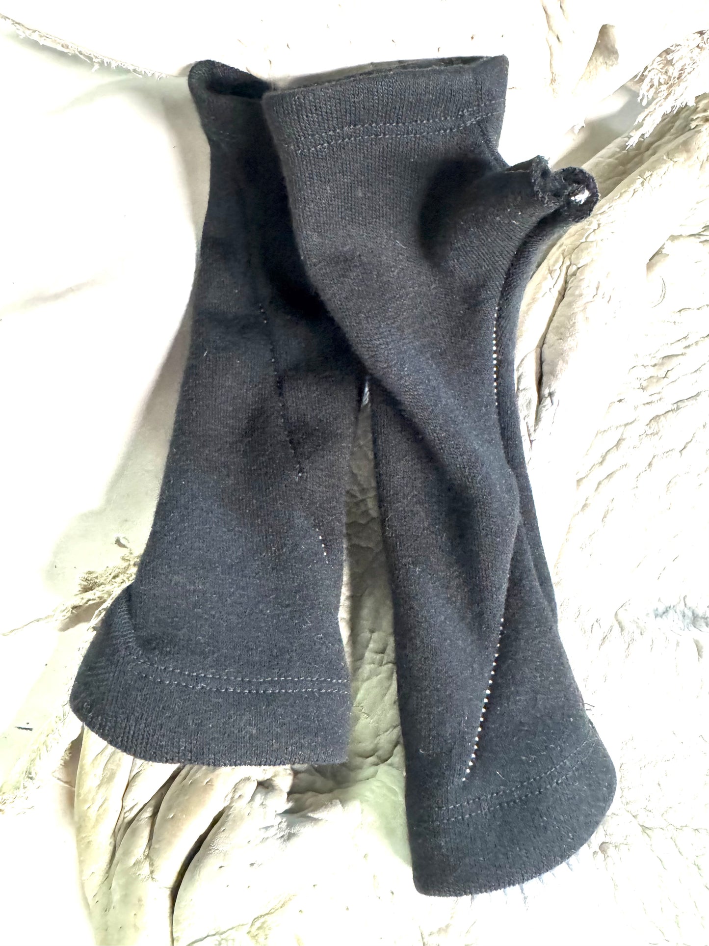 FW25 || OVERLOCKED SHORT ARM GAUNTLETS || BLACK - WHITE