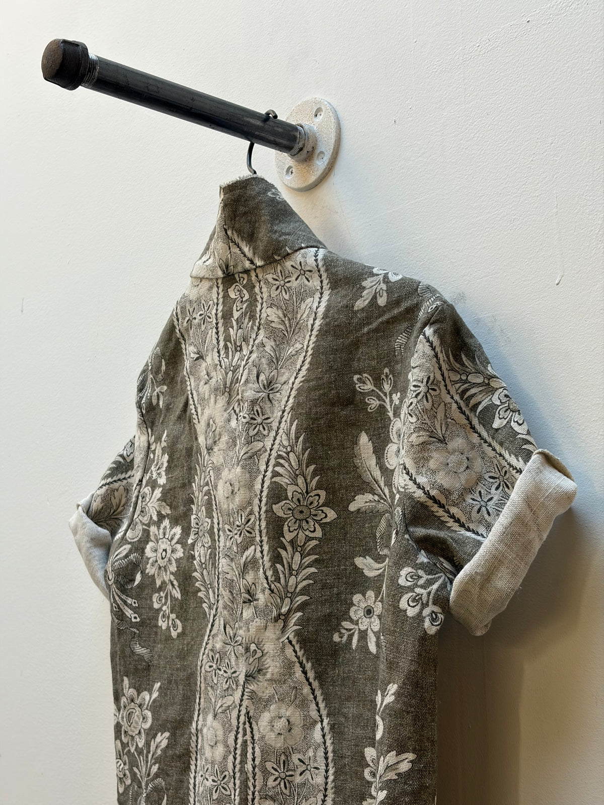 FS24 || SPITZREVERS 4-KNOPF-BLAZER MIT HERZSCHNITT || FLORAL
