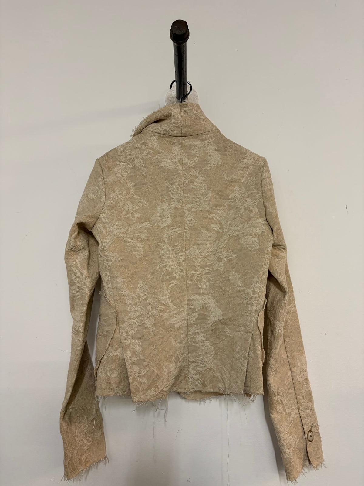 FS24 || SPITZREVERS 4-KNOPF-BLAZER MIT HERZSCHNITT || FLORAL