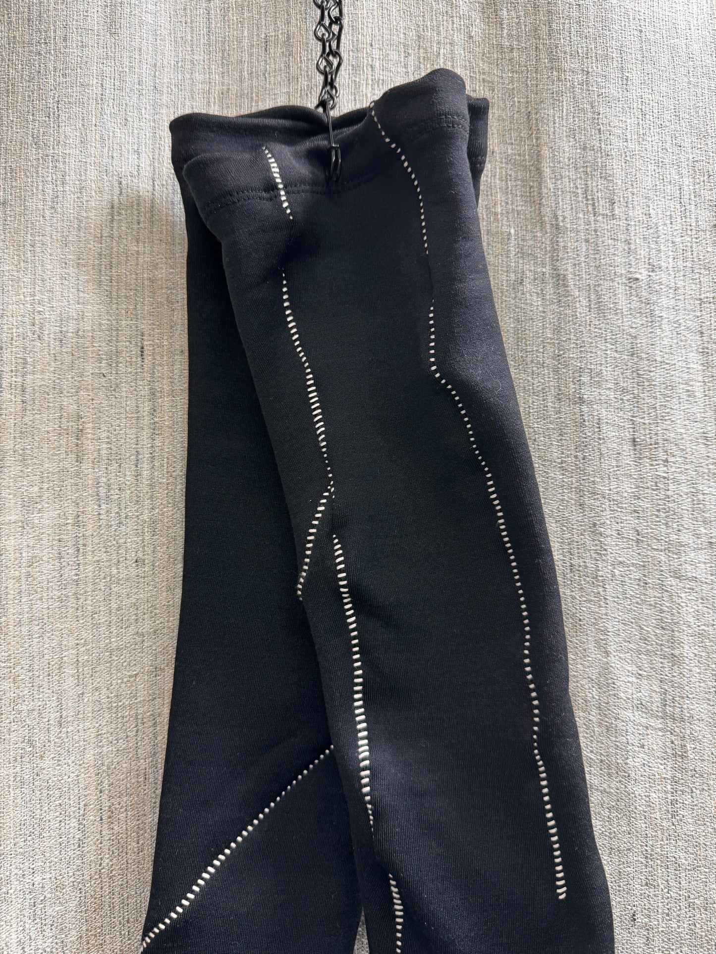 FW24 || OVERLOCKED LONG ARM GAUNTLETS || WHITE - BLACK