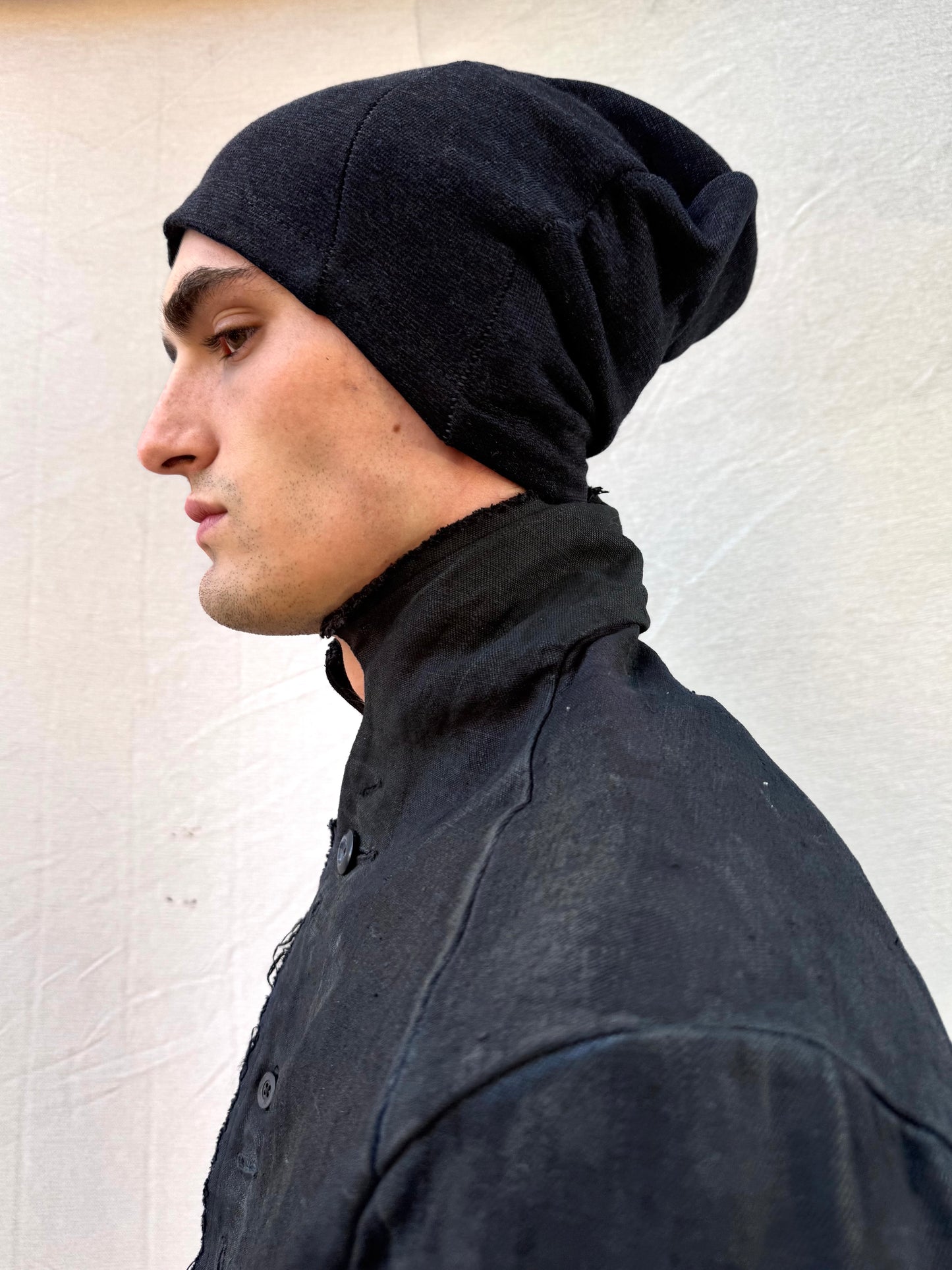 FW25 || TRIANGULAR PANEL BEANIE || OVERLOCKED || BLACK ON BLACK