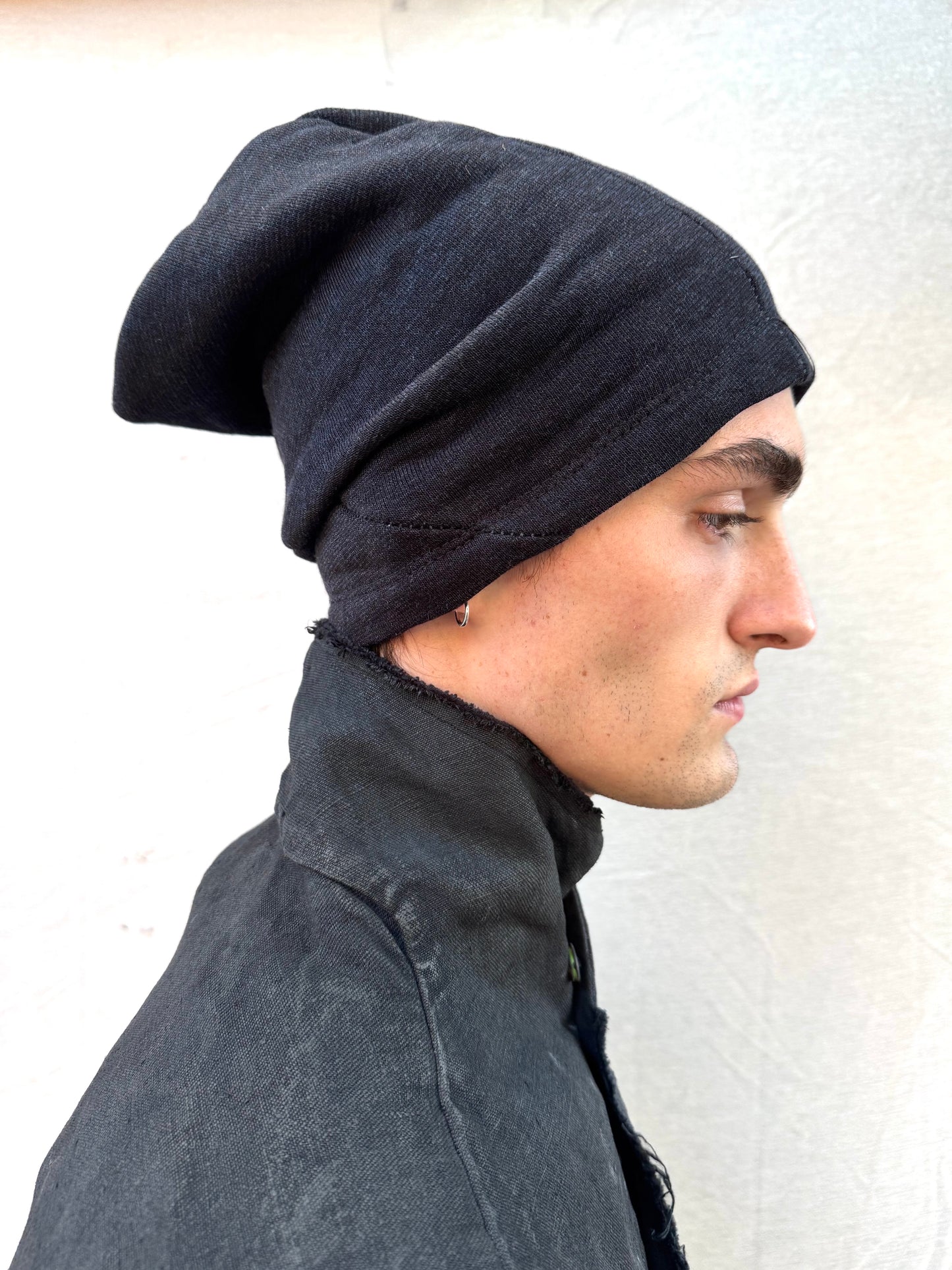 FW25 || TRIANGULAR PANEL BEANIE || OVERLOCKED || BLACK ON BLACK