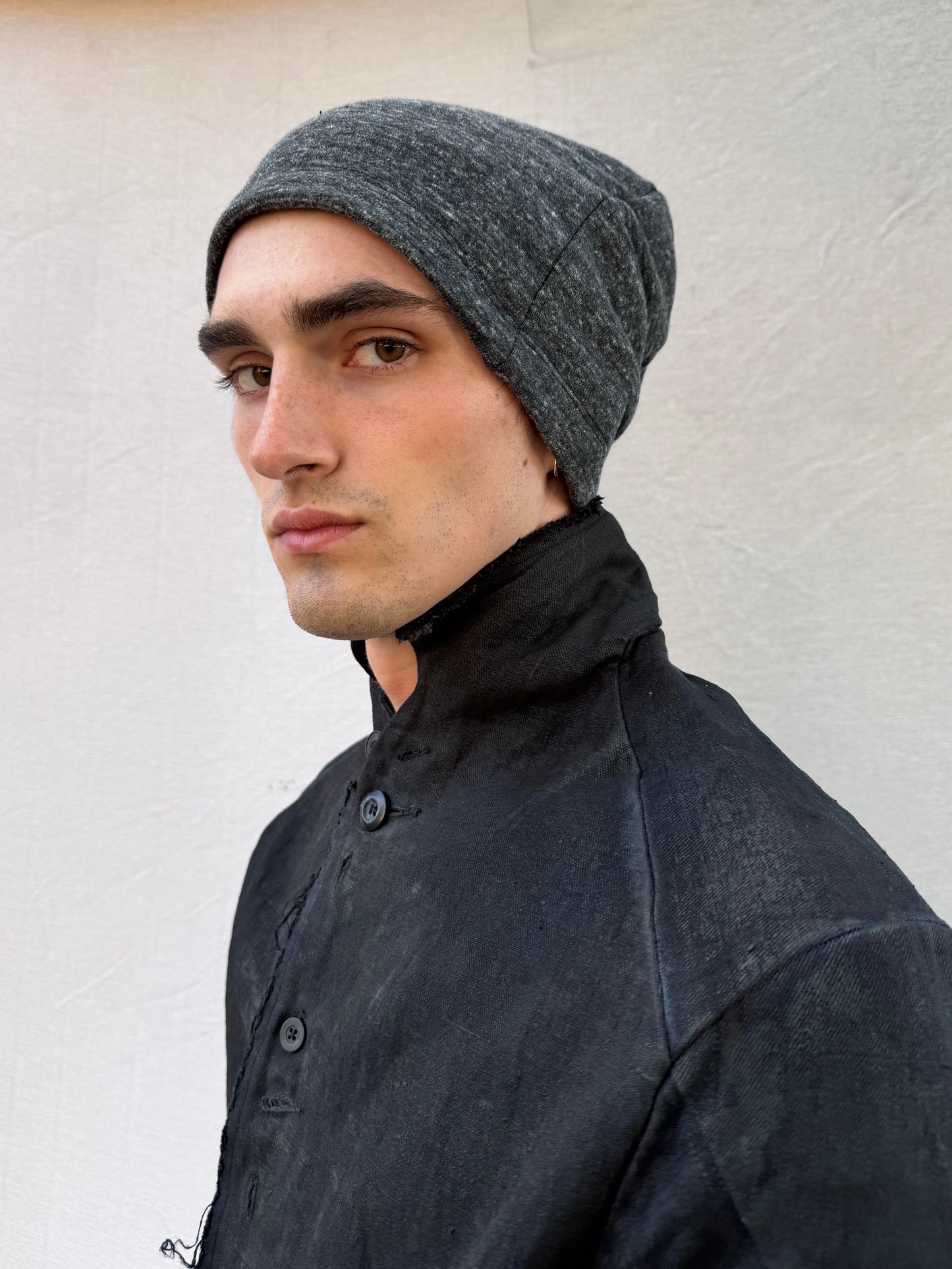 FW25 || TRIANGULAR PANEL BEANIE || OVERLOCKED || GREY