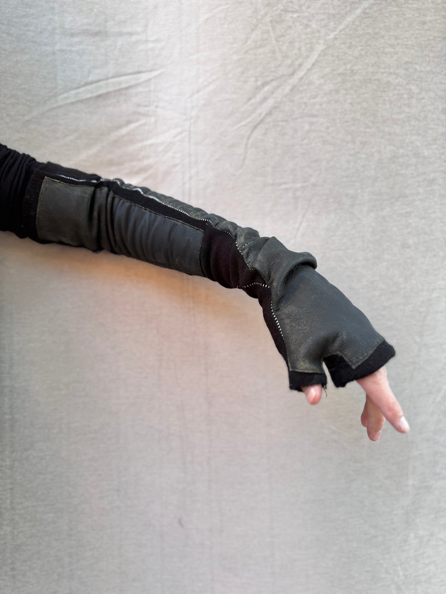 FW25 || OVERLOCKED LONG ARM GAUNTLETS || LEATHER + WOOL BLEND