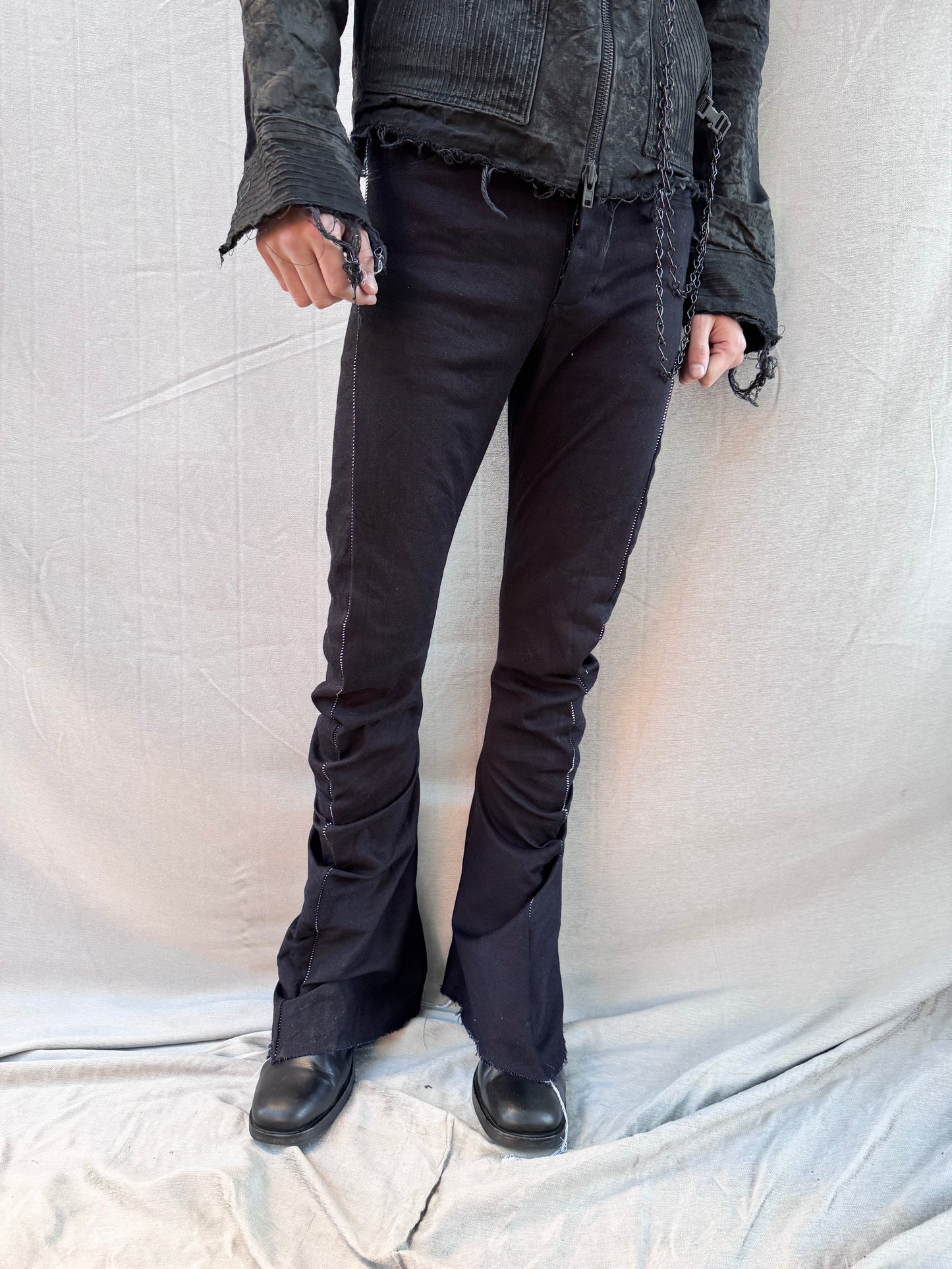 FW25 || BOOT CUT OVERLOCKED DNA JEANS ||14 oz - BLACK