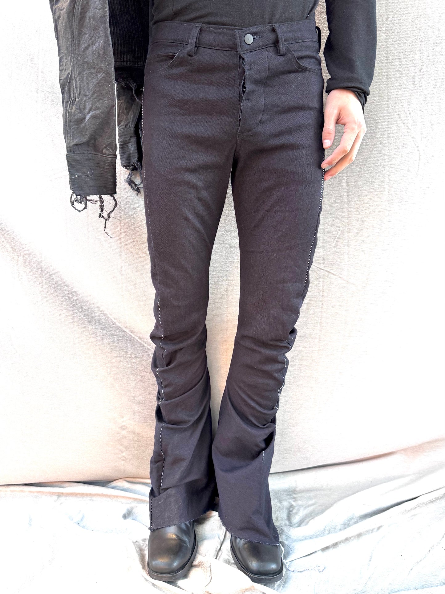 FW25 || BOOT CUT OVERLOCKED DNA JEANS ||14 oz - BLACK