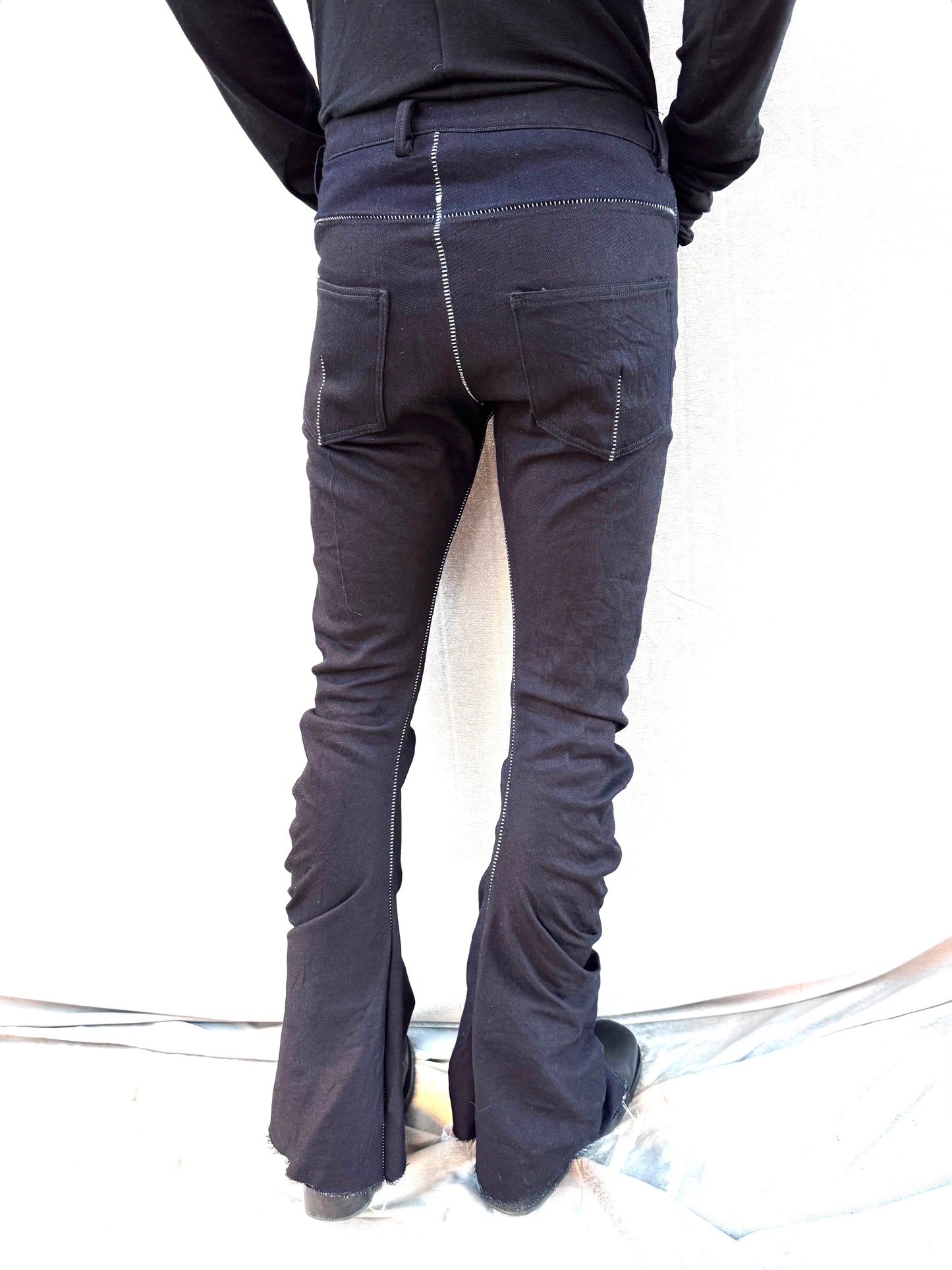 FW25 || BOOT CUT OVERLOCKED DNA JEANS ||14 oz - BLACK