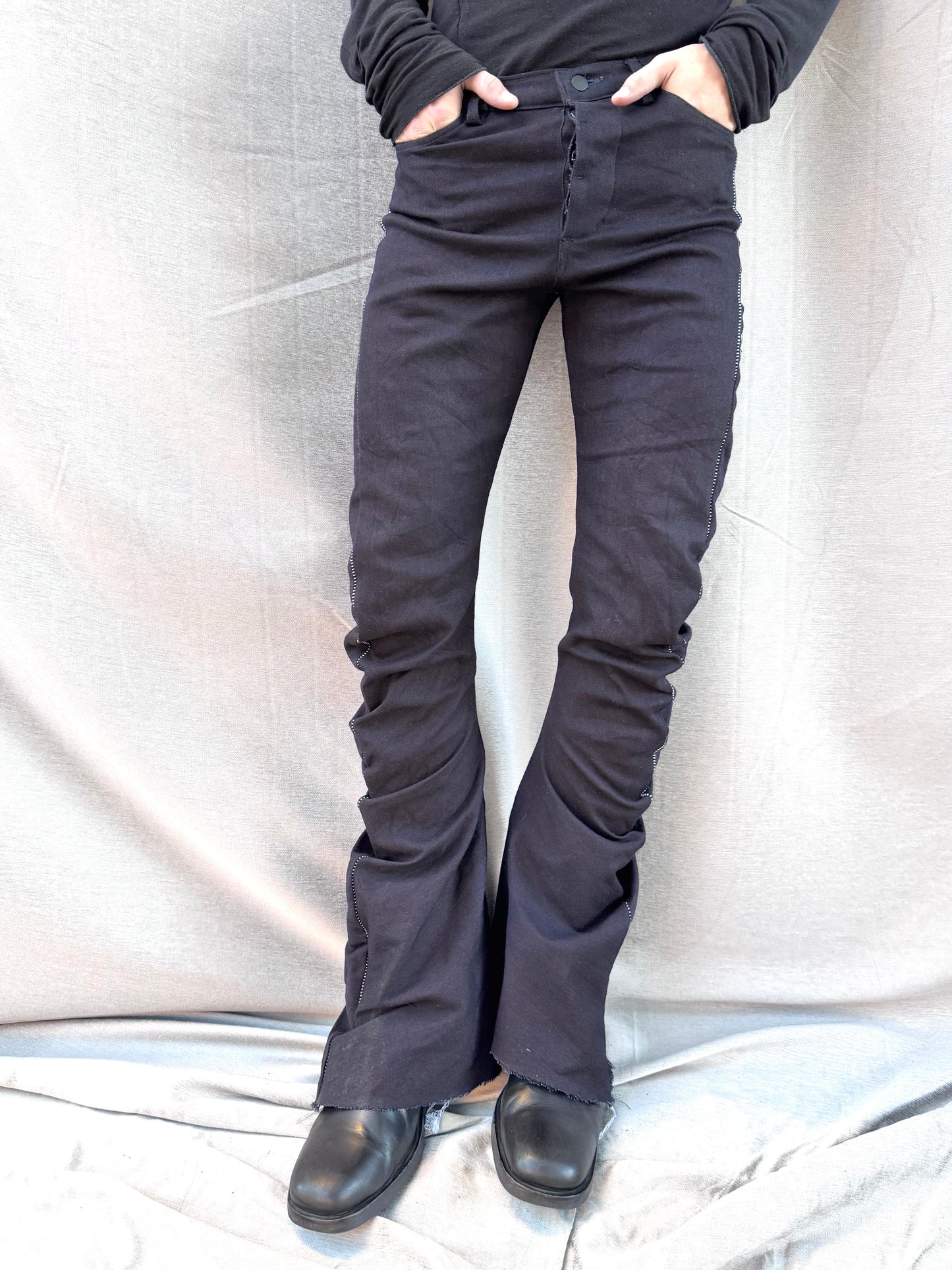 FW25 || BOOT CUT OVERLOCKED DNA JEANS ||14 oz - BLACK