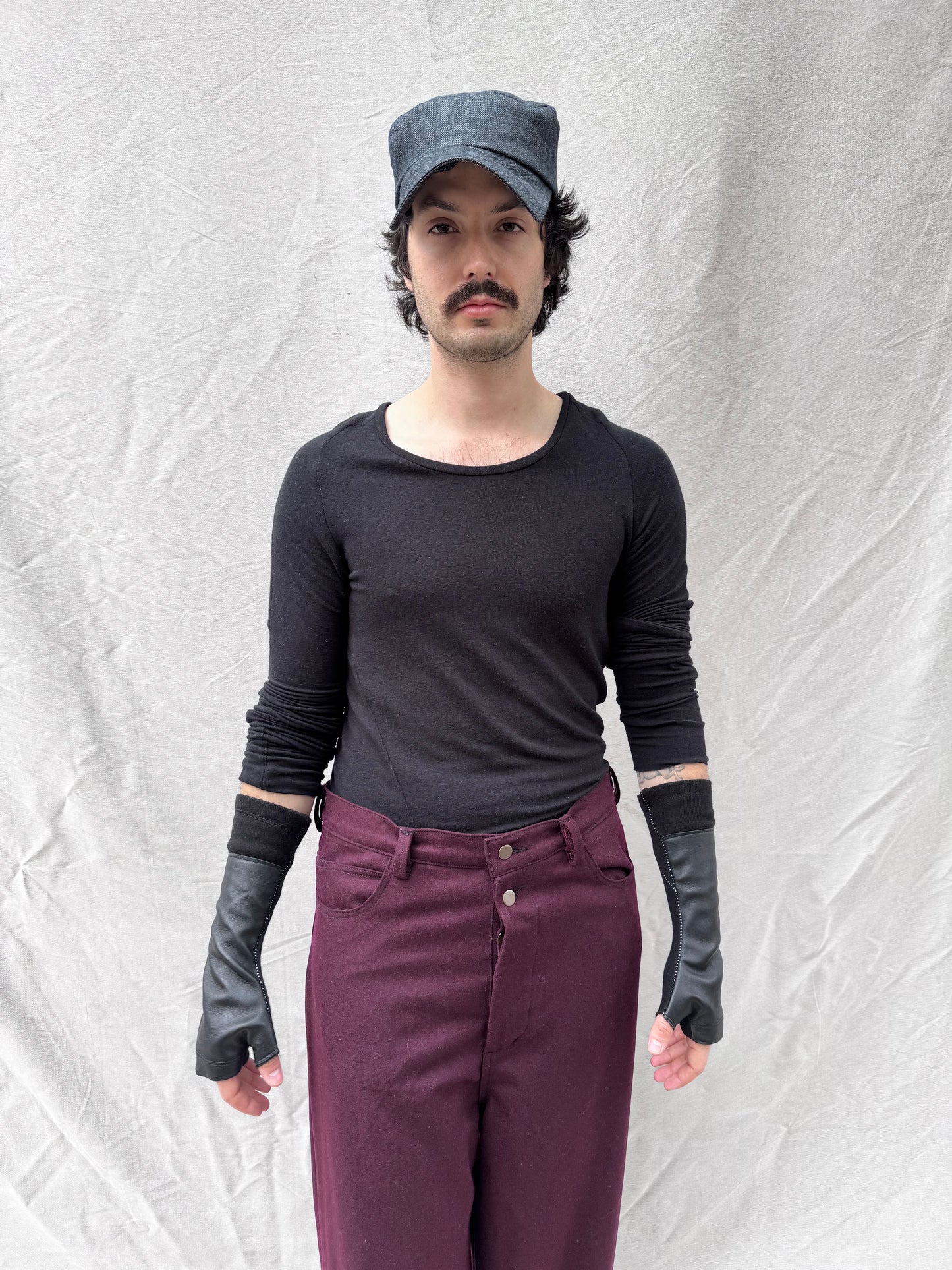 FW25 || OVERLOCKED SHORT ARM GAUNTLETS || LEATHER + WOOL BLEND