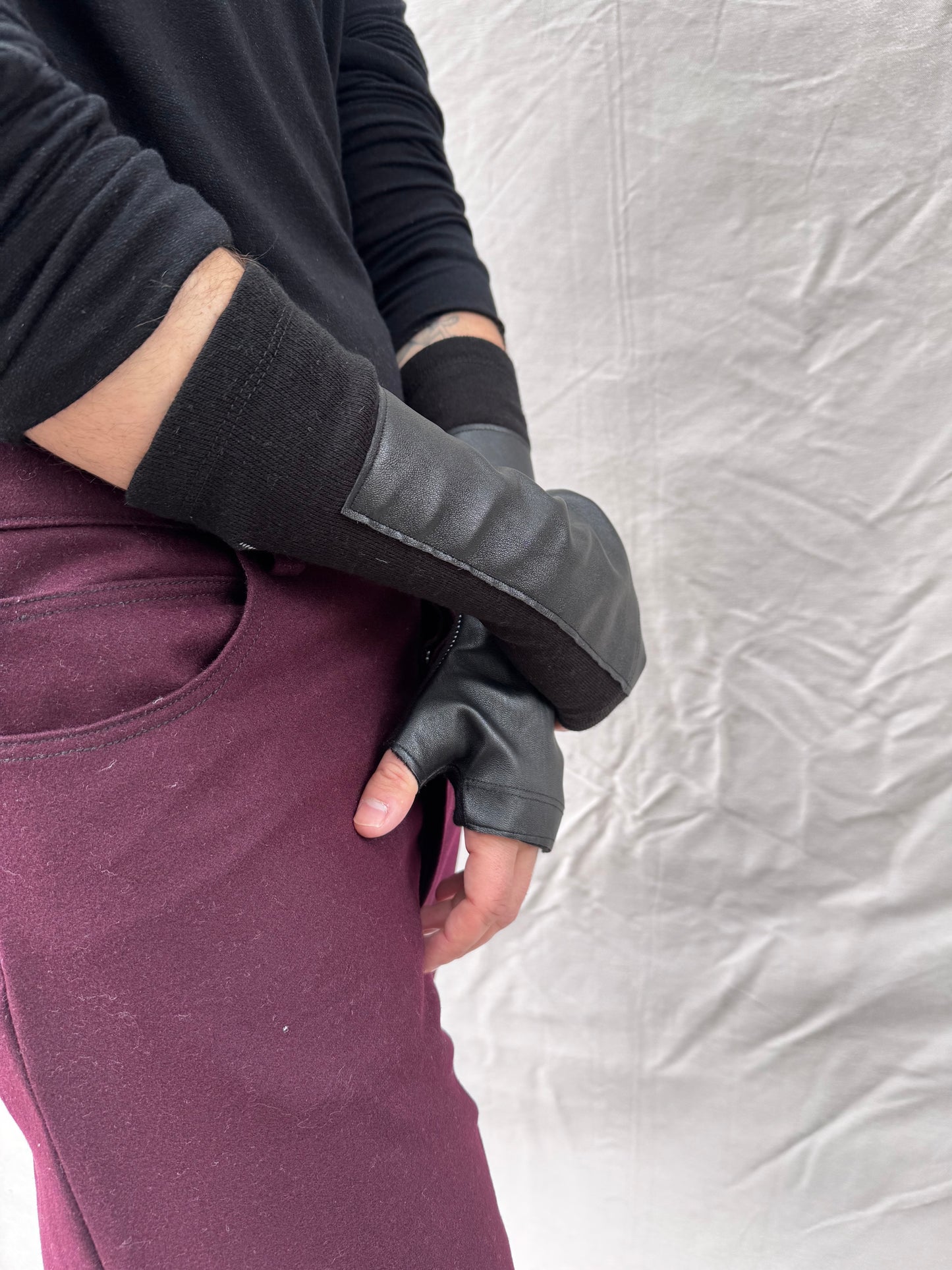 FW25 || OVERLOCKED SHORT ARM GAUNTLETS || LEATHER + WOOL BLEND