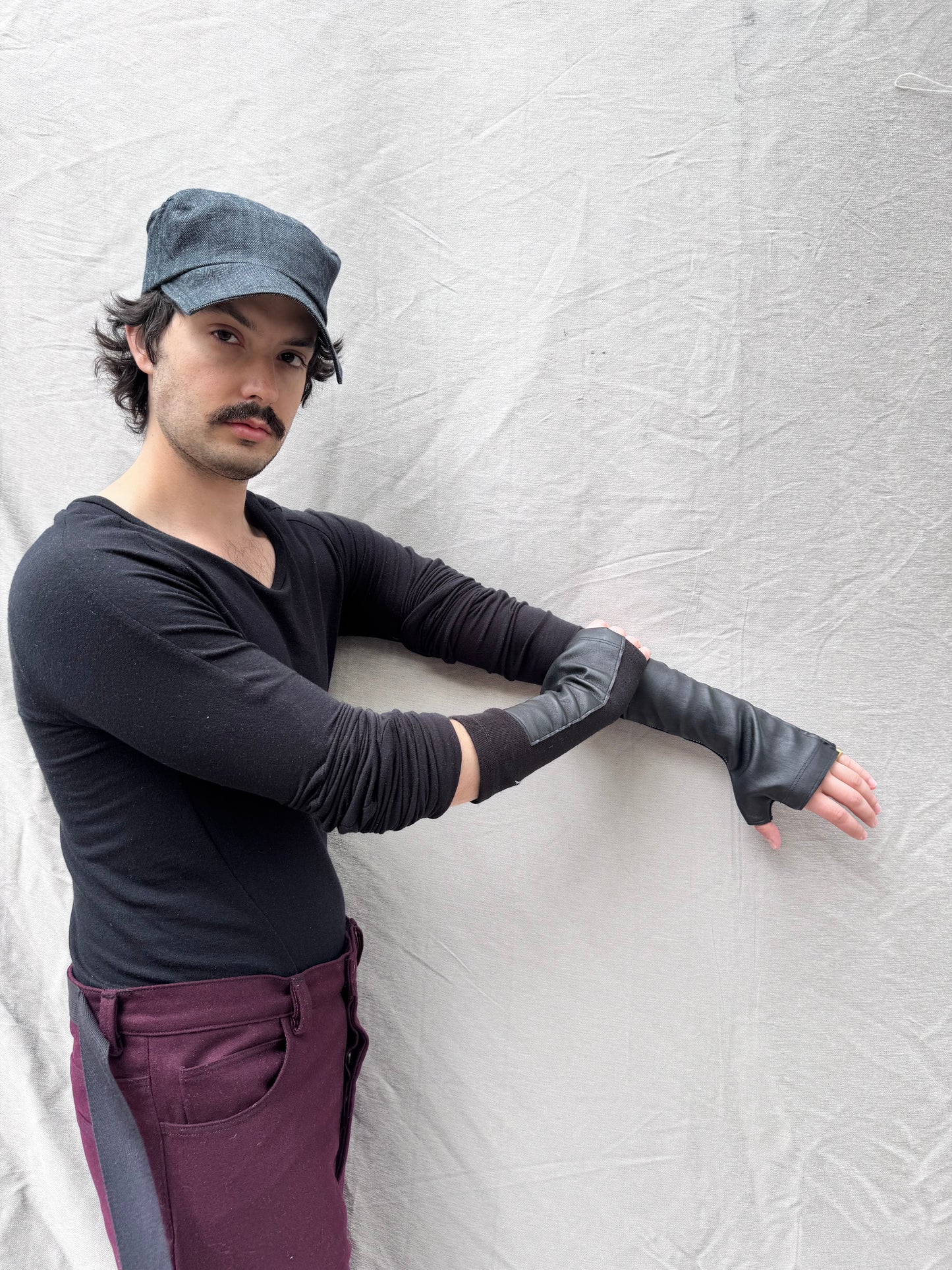 FW25 || OVERLOCKED SHORT ARM GAUNTLETS || LEATHER + WOOL BLEND