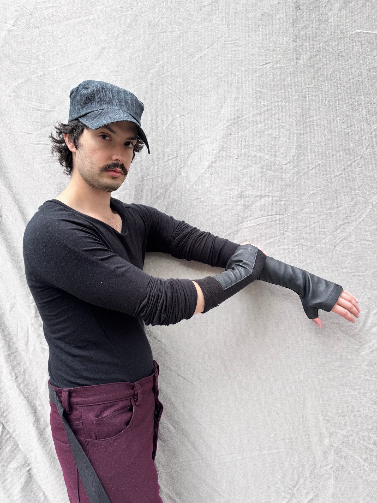 FW25 || OVERLOCKED SHORT ARM GAUNTLETS || LEATHER + WOOL BLEND