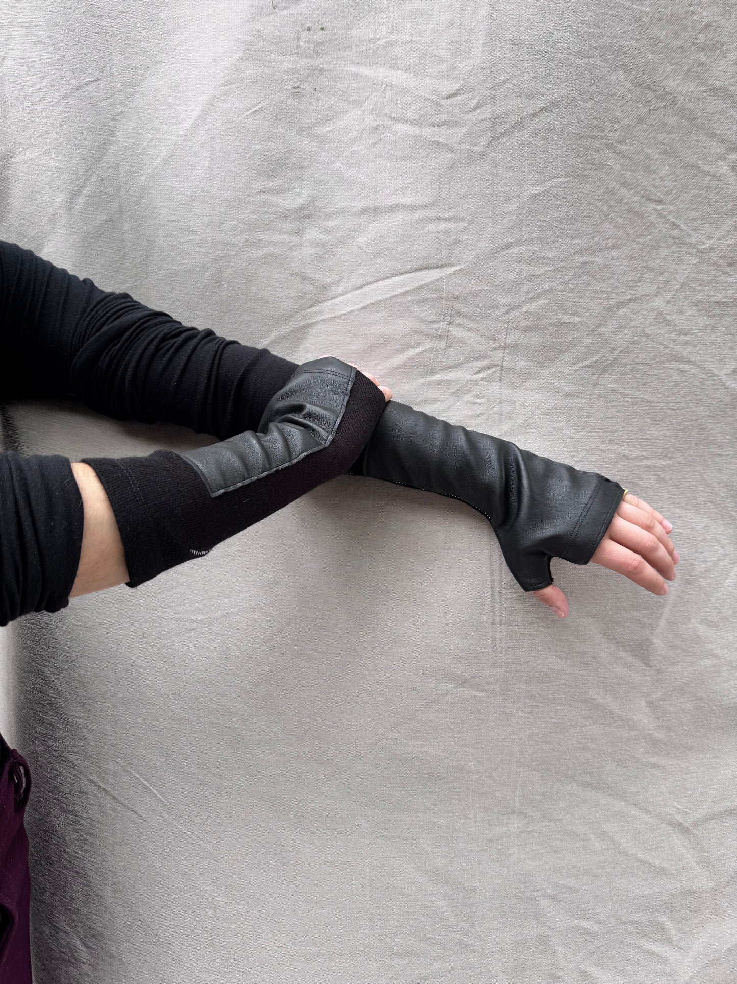 FW25 || OVERLOCKED SHORT ARM GAUNTLETS || LEATHER + WOOL BLEND