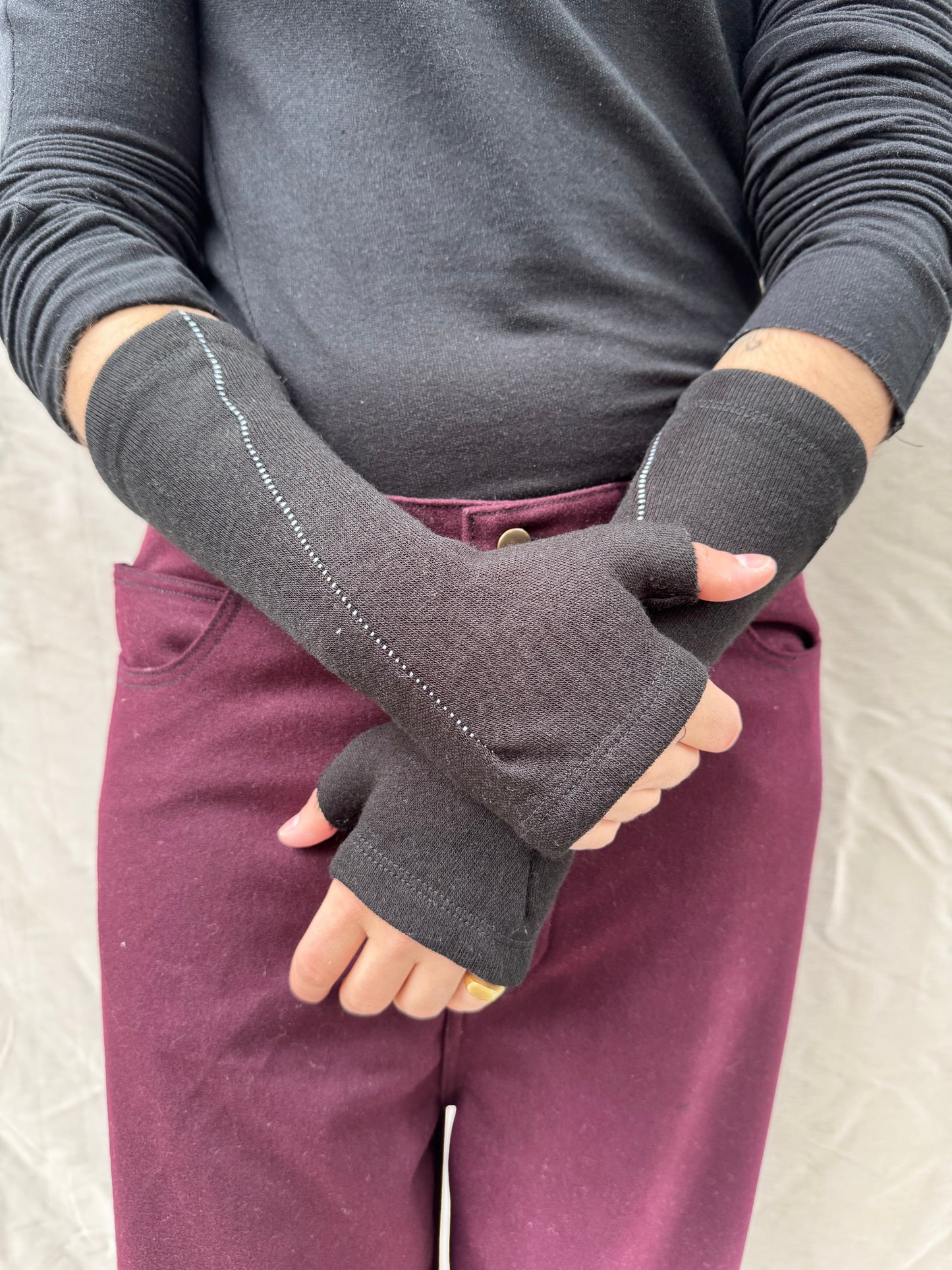 FW25 || OVERLOCKED SHORT ARM GAUNTLETS || BLACK - WHITE