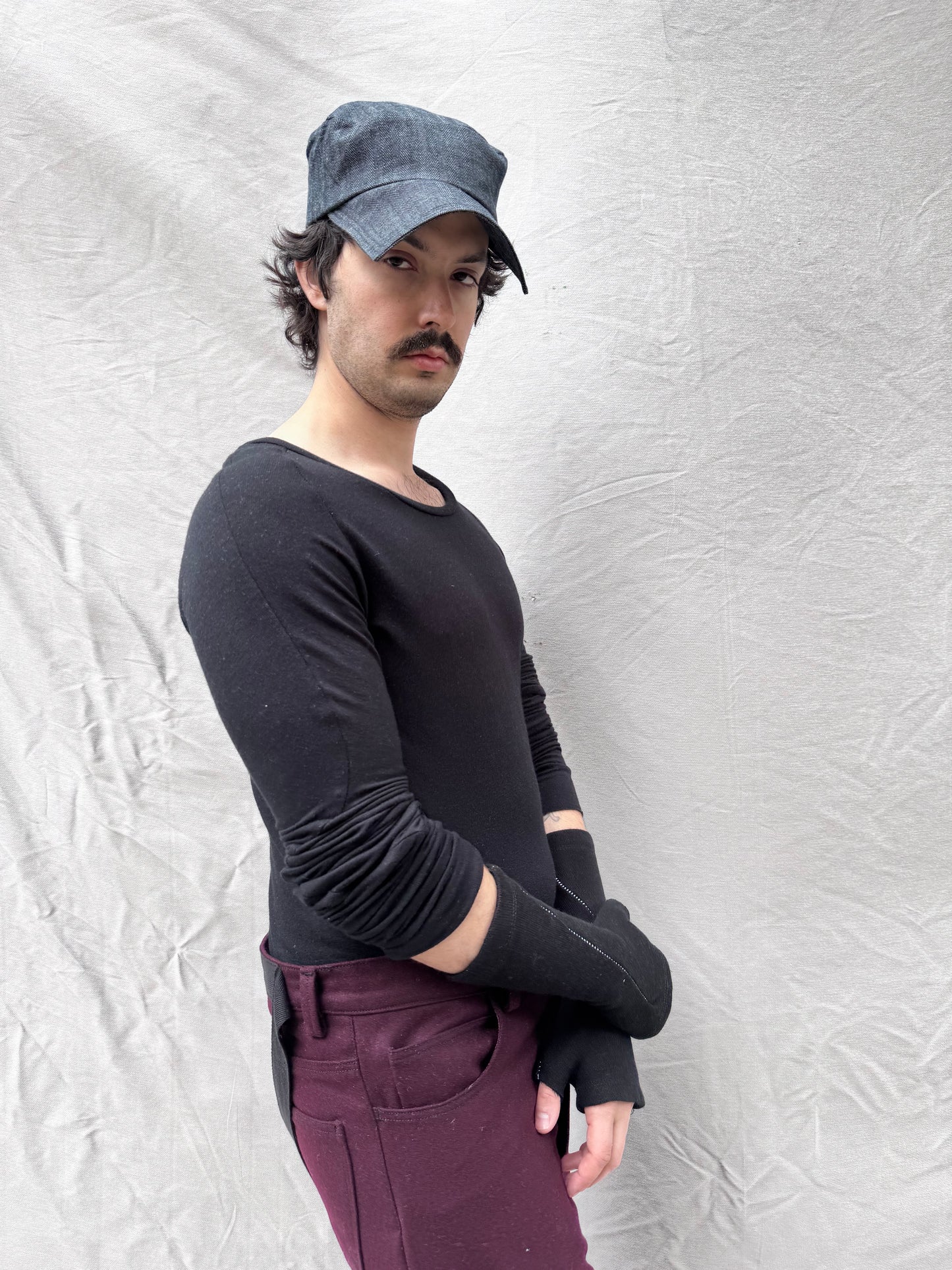 FW25 || OVERLOCKED SHORT ARM GAUNTLETS || BLACK - WHITE