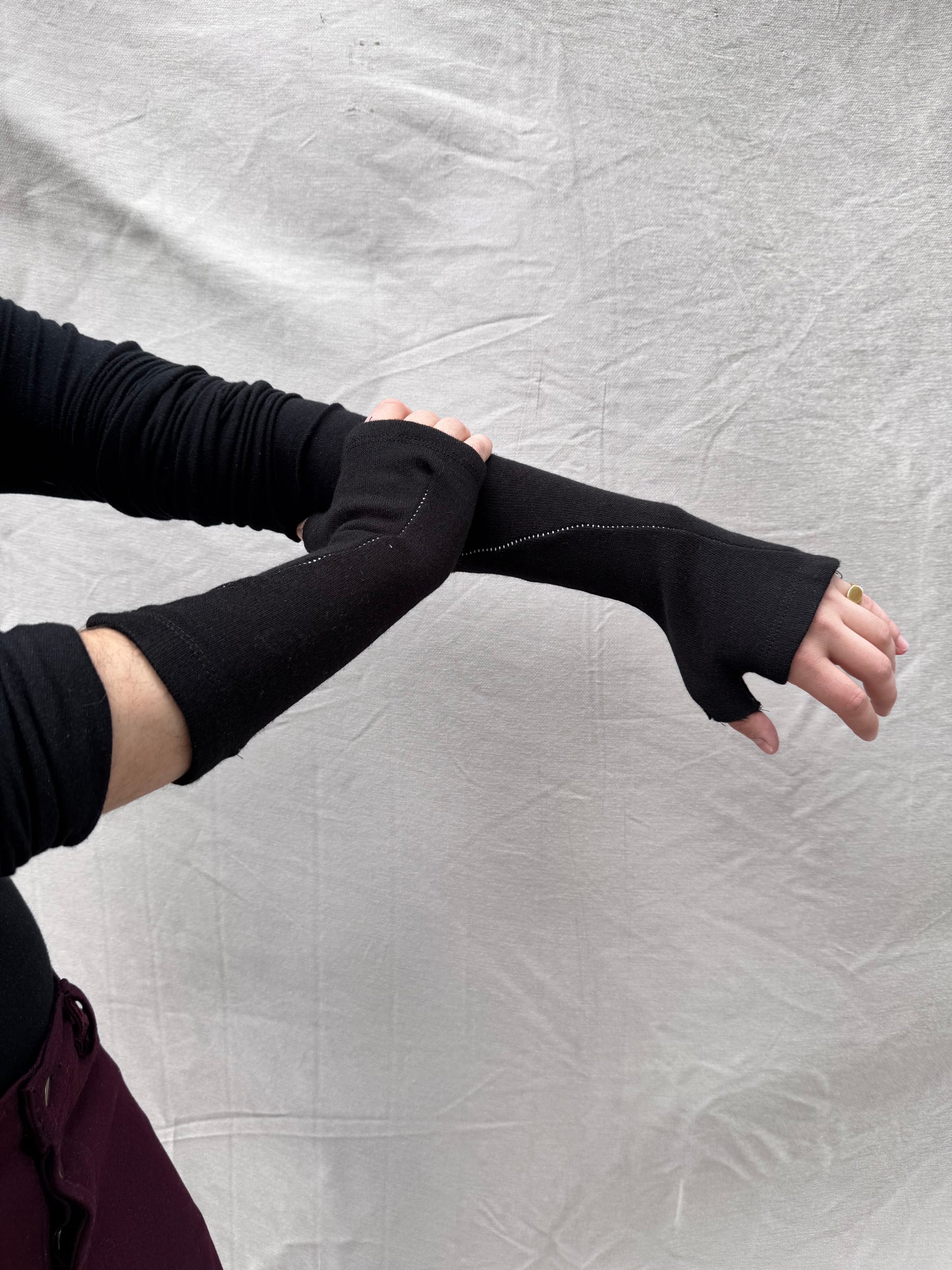 FW25 || OVERLOCKED SHORT ARM GAUNTLETS || BLACK - WHITE