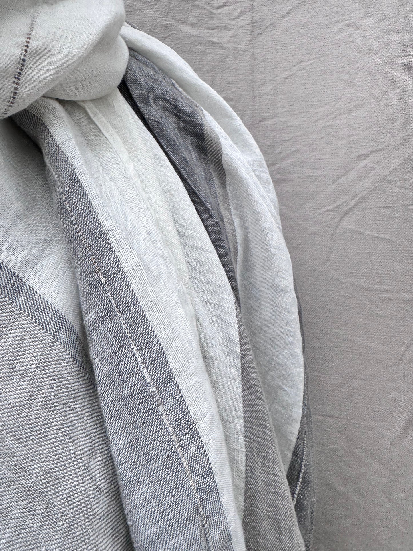 FW25 || LARGE LINEN DOUBLE WIDTH SCARF || GREY + WHITE
