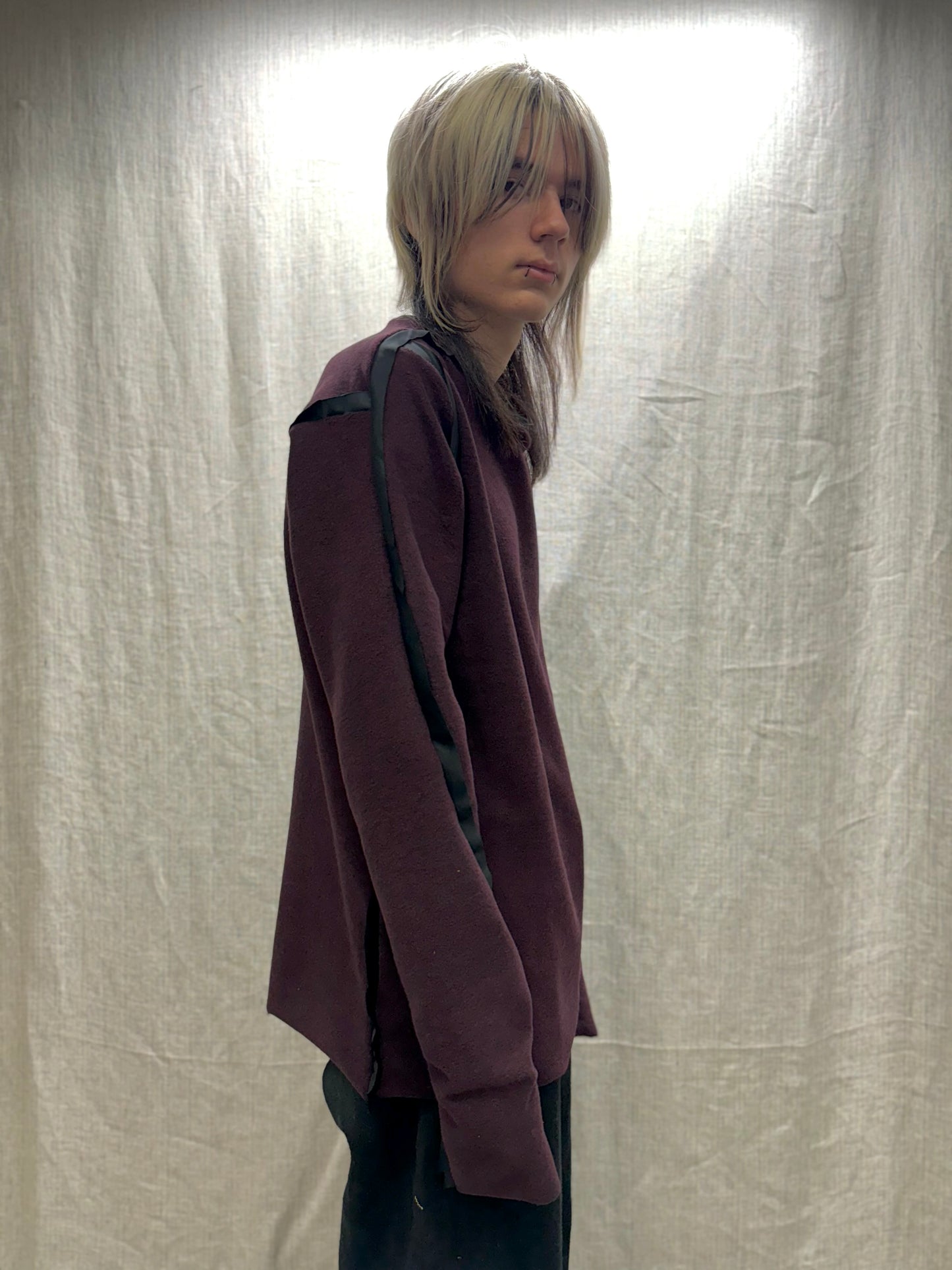 FW24 || SILK SEAMED FAULTED SHOULDER TOP || MAROON