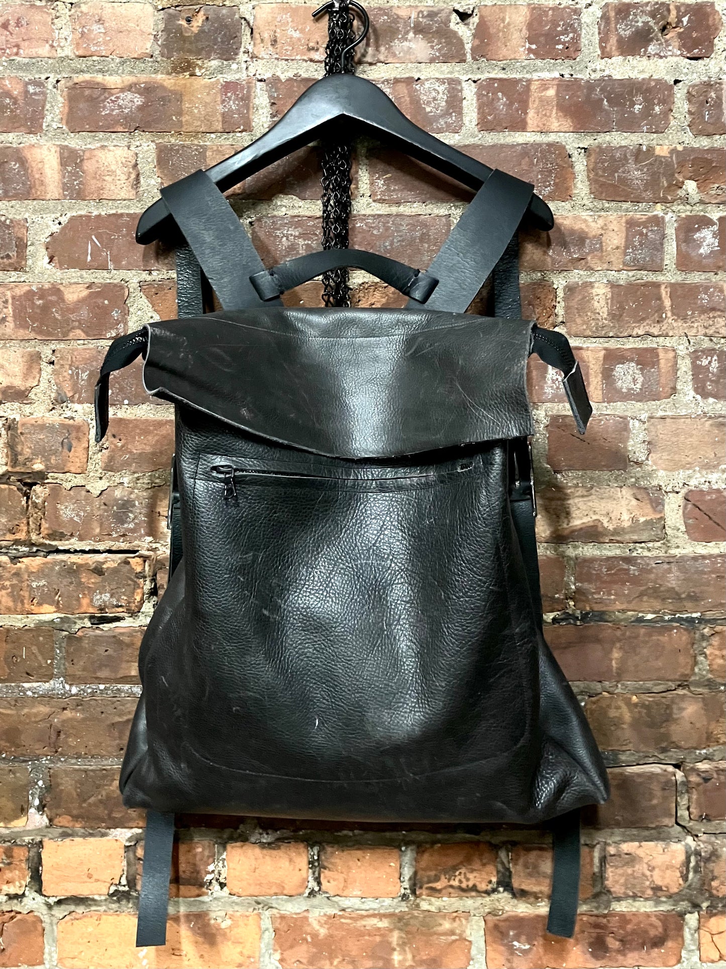 SS23 SLIM PROFILE BACKPACK - BLACK COWHIDE