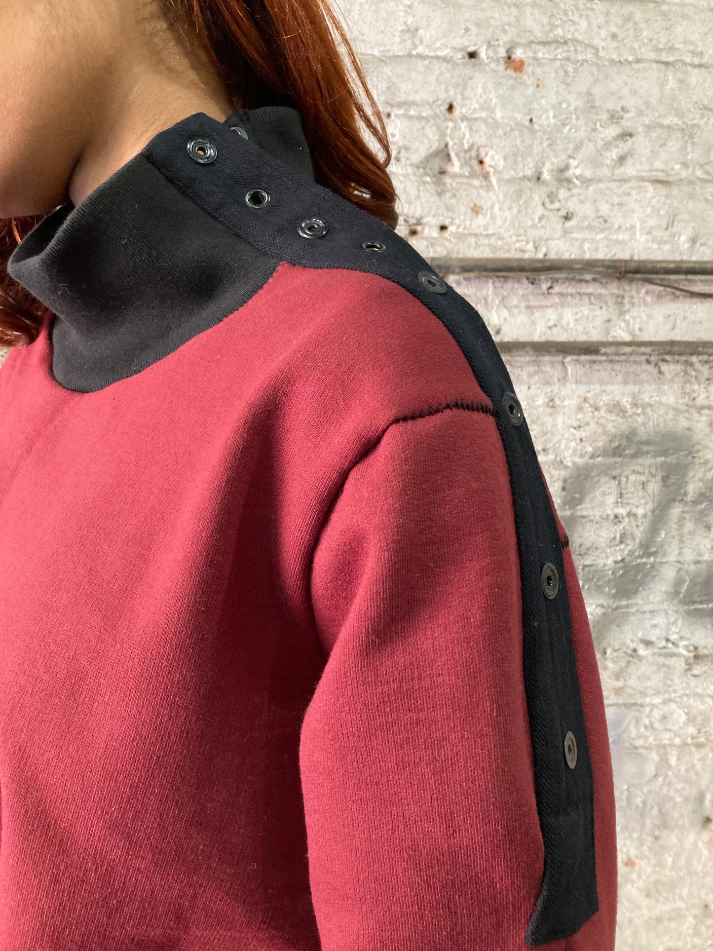 21.2 FAULTED SHOULDER SNAP COLLAR CROPPED TOP - MAROON