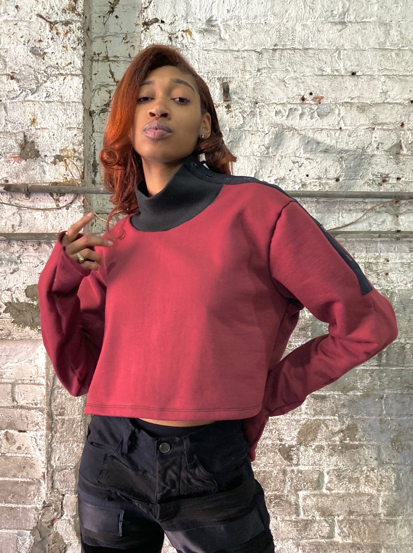 21.2 FAULTED SHOULDER SNAP COLLAR CROPPED TOP - MAROON