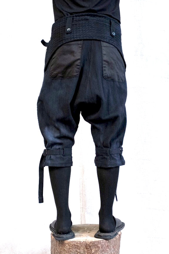 SS23|| ASYMMETRIC ZIPPER FLY ARC YOKE SHORTS - OD BLACK