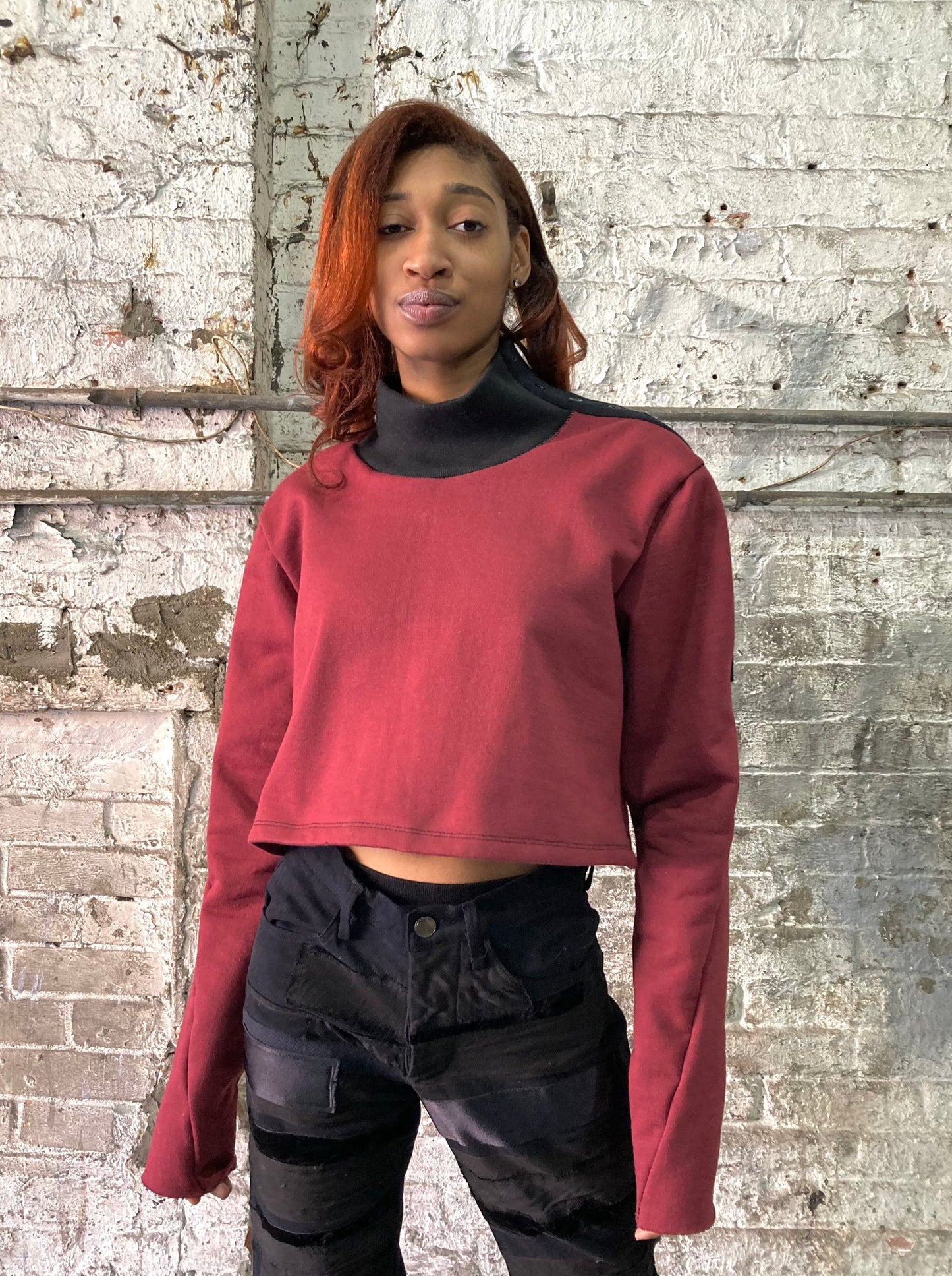 21.2 FAULTED SHOULDER SNAP COLLAR CROPPED TOP - MAROON