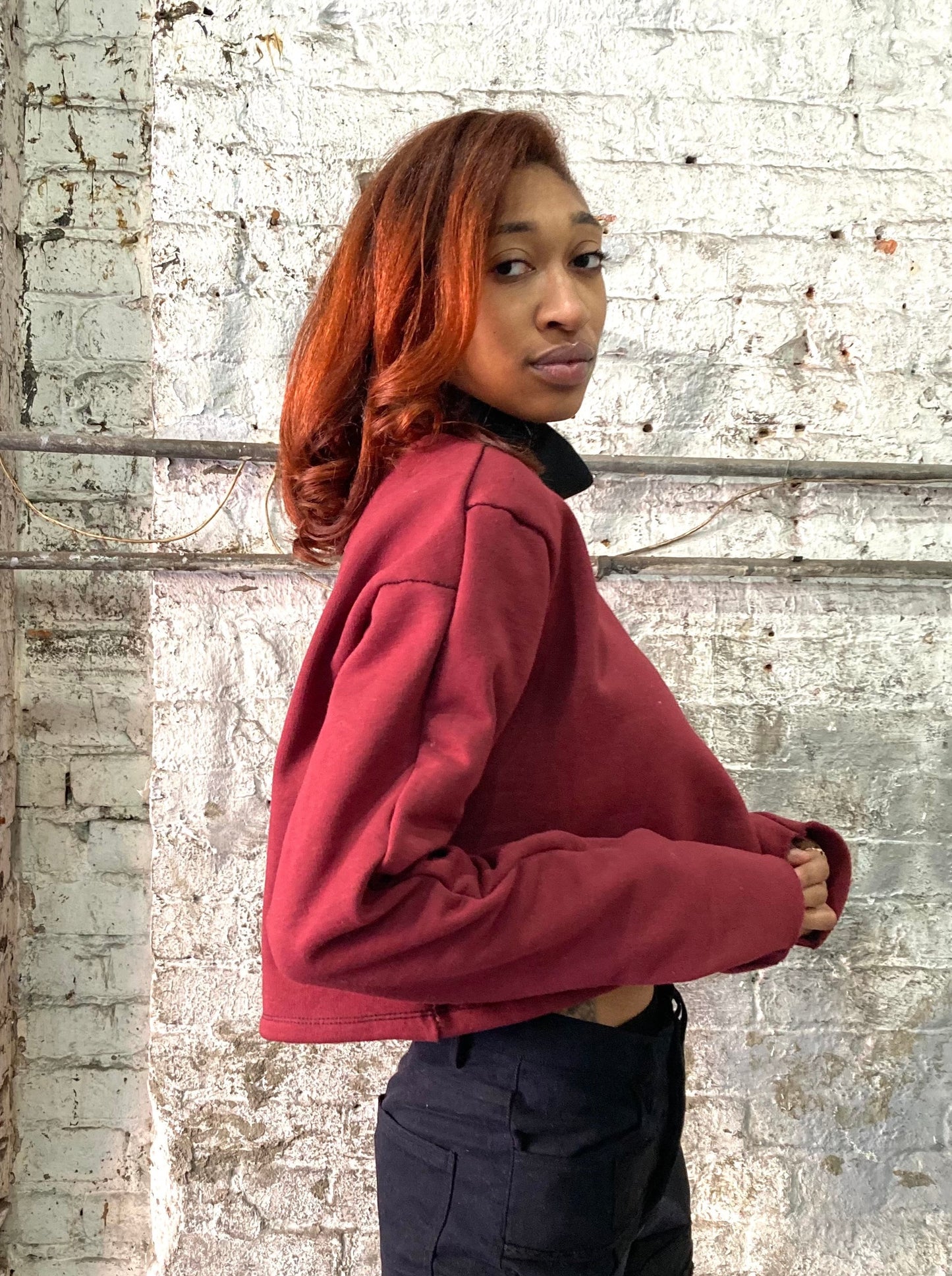 21.2 FAULTED SHOULDER SNAP COLLAR CROPPED TOP - MAROON